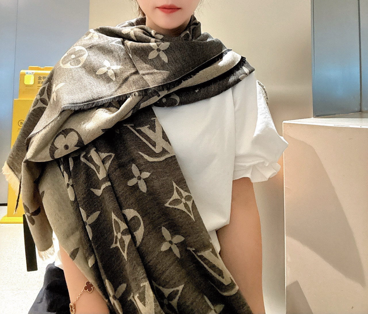 P专柜最新 只要你有关注，你就该知道25年的Lv主推大字 无论是包包还是衣服！所以今年的大字母围巾也必须