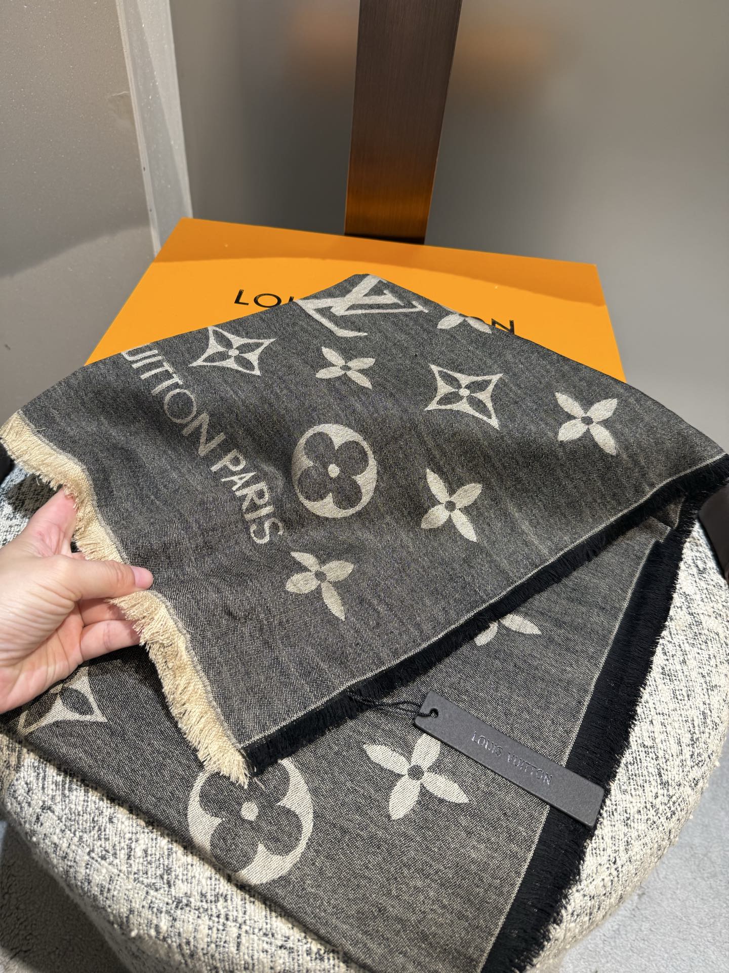 P专柜最新 只要你有关注，你就该知道25年的Lv主推大字 无论是包包还是衣服！所以今年的大字母围巾也必须