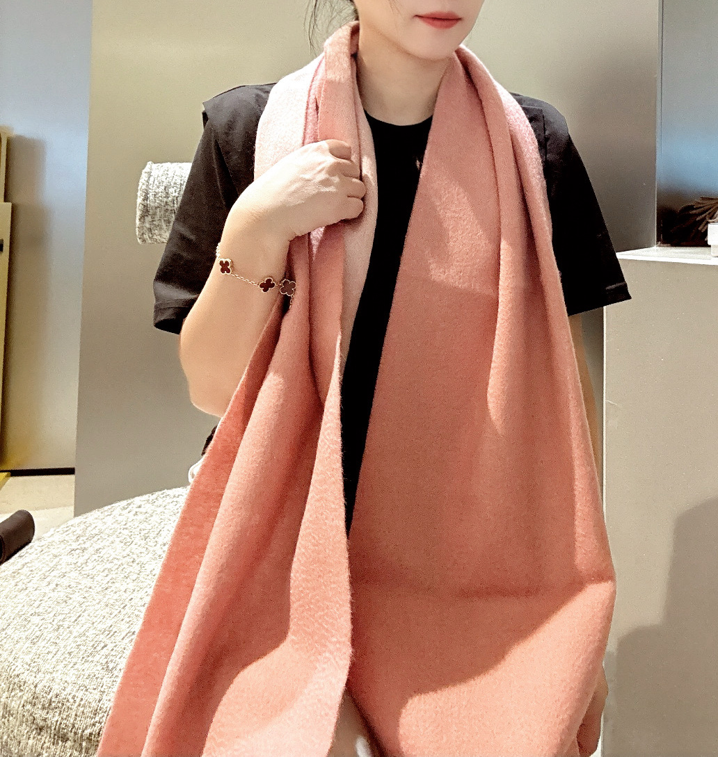 P罗意威。【男女围巾】怒赞自留，难得的高端男款！家属福利！非常正的围巾~面料大爱，非常柔软细腻舒服，轻度