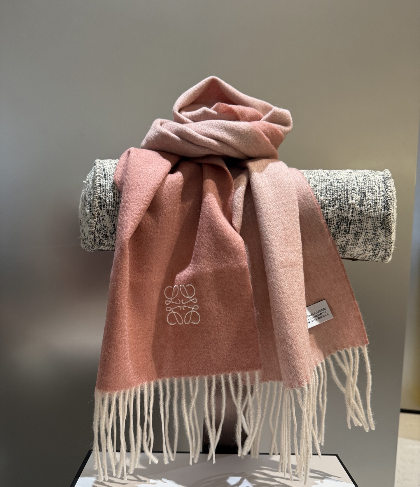 P罗意威。【男女围巾】怒赞自留，难得的高端男款！家属福利！非常正的围巾~面料大爱，非常柔软细腻舒服，轻度