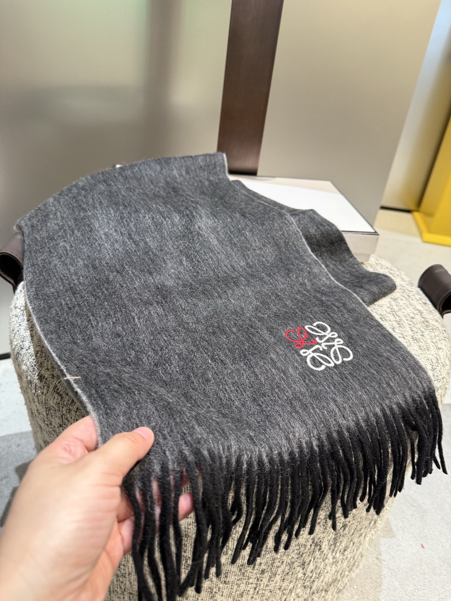 P罗意威。【男女围巾】怒赞自留，难得的高端男款！家属福利！非常正的围巾~面料大爱，非常柔软细腻舒服，轻度