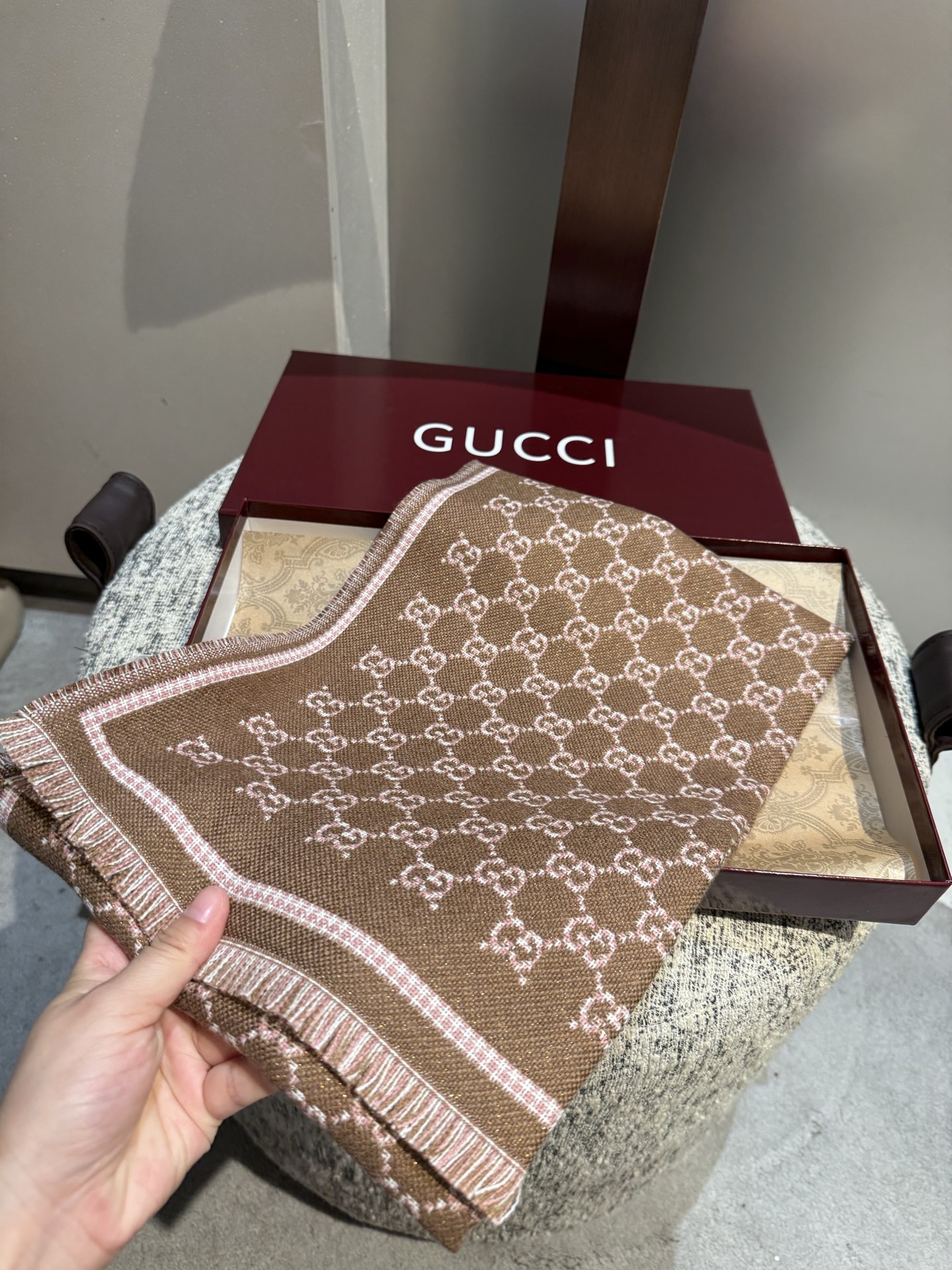 新色到PG家最新款风格小字母面料：羊毛，尺寸：47*180羊毛真丝围巾，装饰超大造型设计GG图案。于19