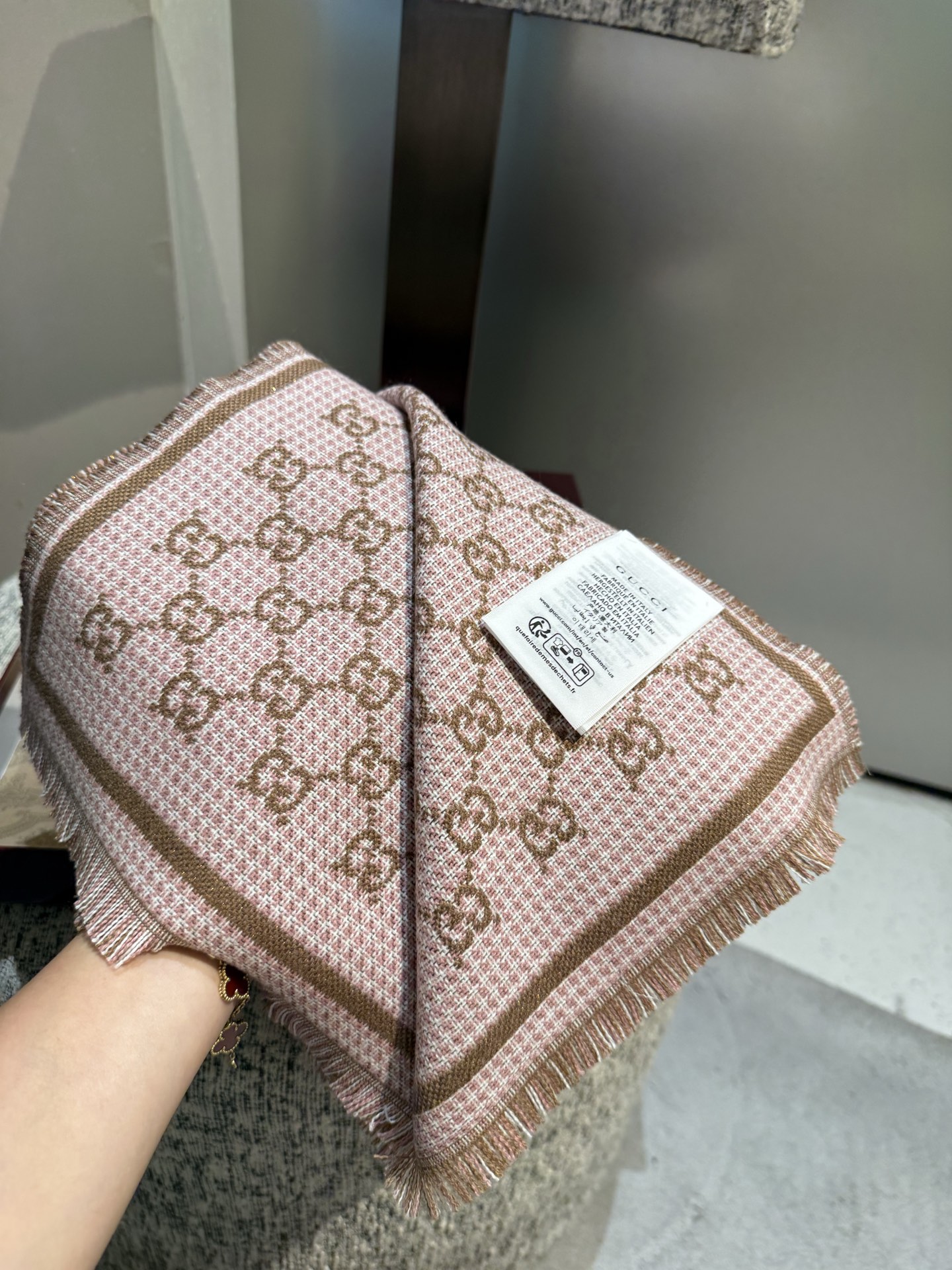 新色到PG家最新款风格小字母面料：羊毛，尺寸：47*180羊毛真丝围巾，装饰超大造型设计GG图案。于19