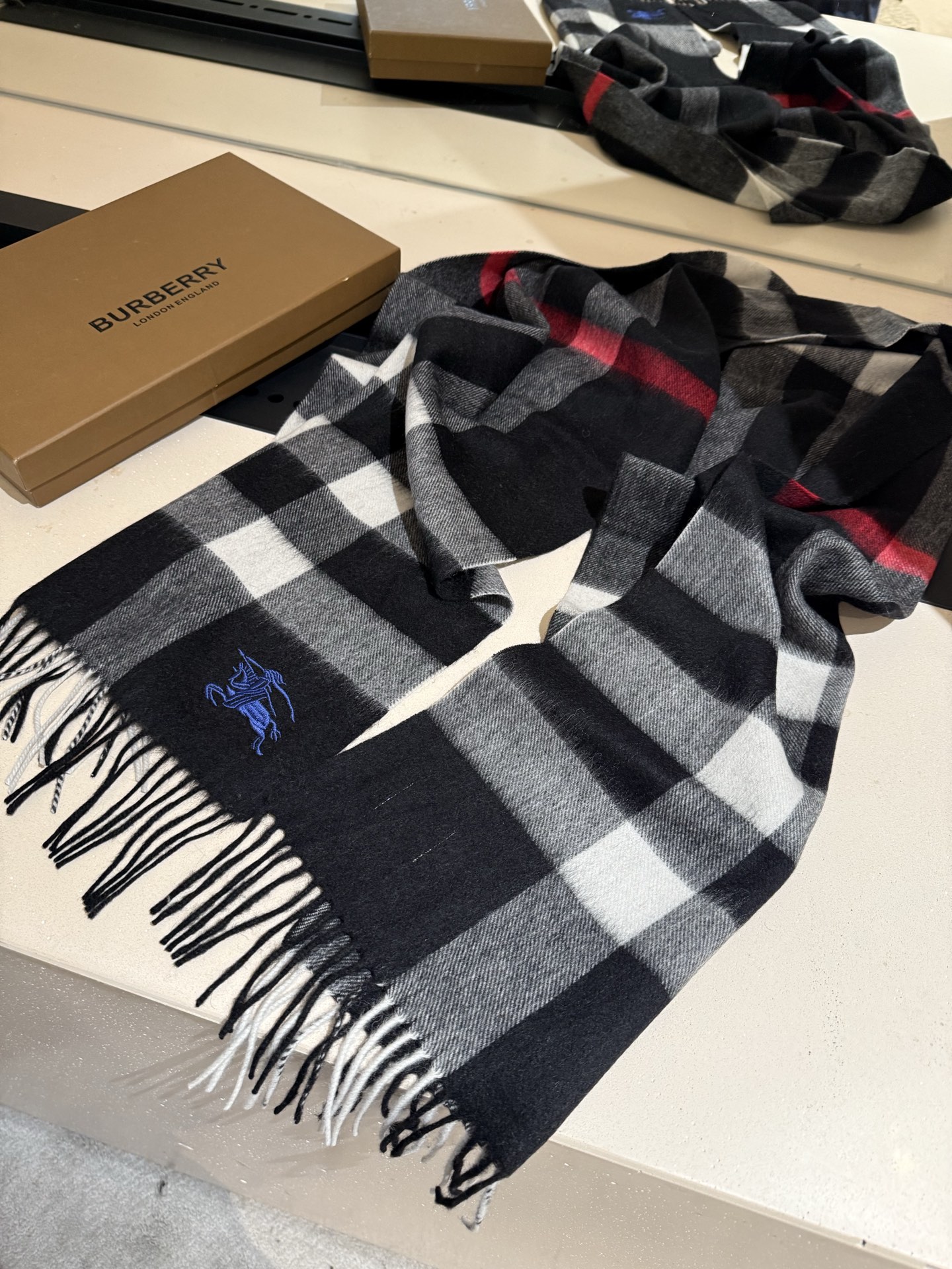 P巴宝莉【男女围巾】怒赞自留，难得的高端男款！家属福利！巴宝莉非常正的男士围巾~面料大爱，非常柔软细腻舒