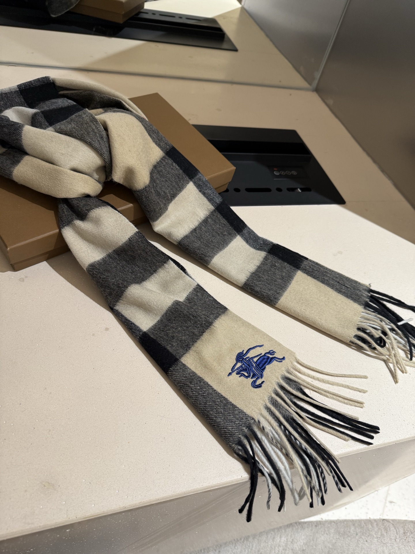 P巴宝莉【男女围巾】怒赞自留，难得的高端男款！家属福利！巴宝莉非常正的男士围巾~面料大爱，非常柔软细腻舒