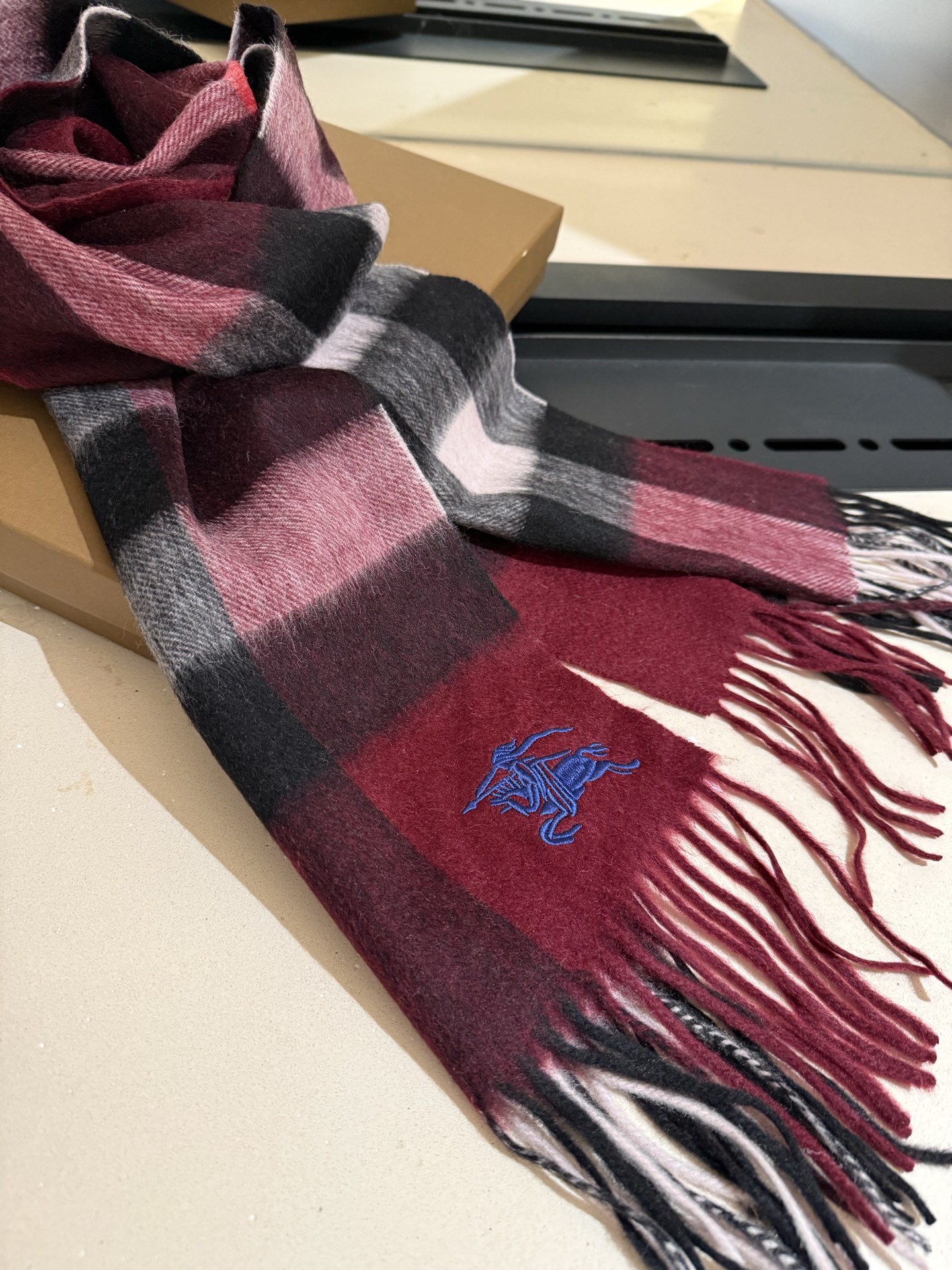 P巴宝莉【男女围巾】怒赞自留，难得的高端男款！家属福利！巴宝莉非常正的男士围巾~面料大爱，非常柔软细腻舒