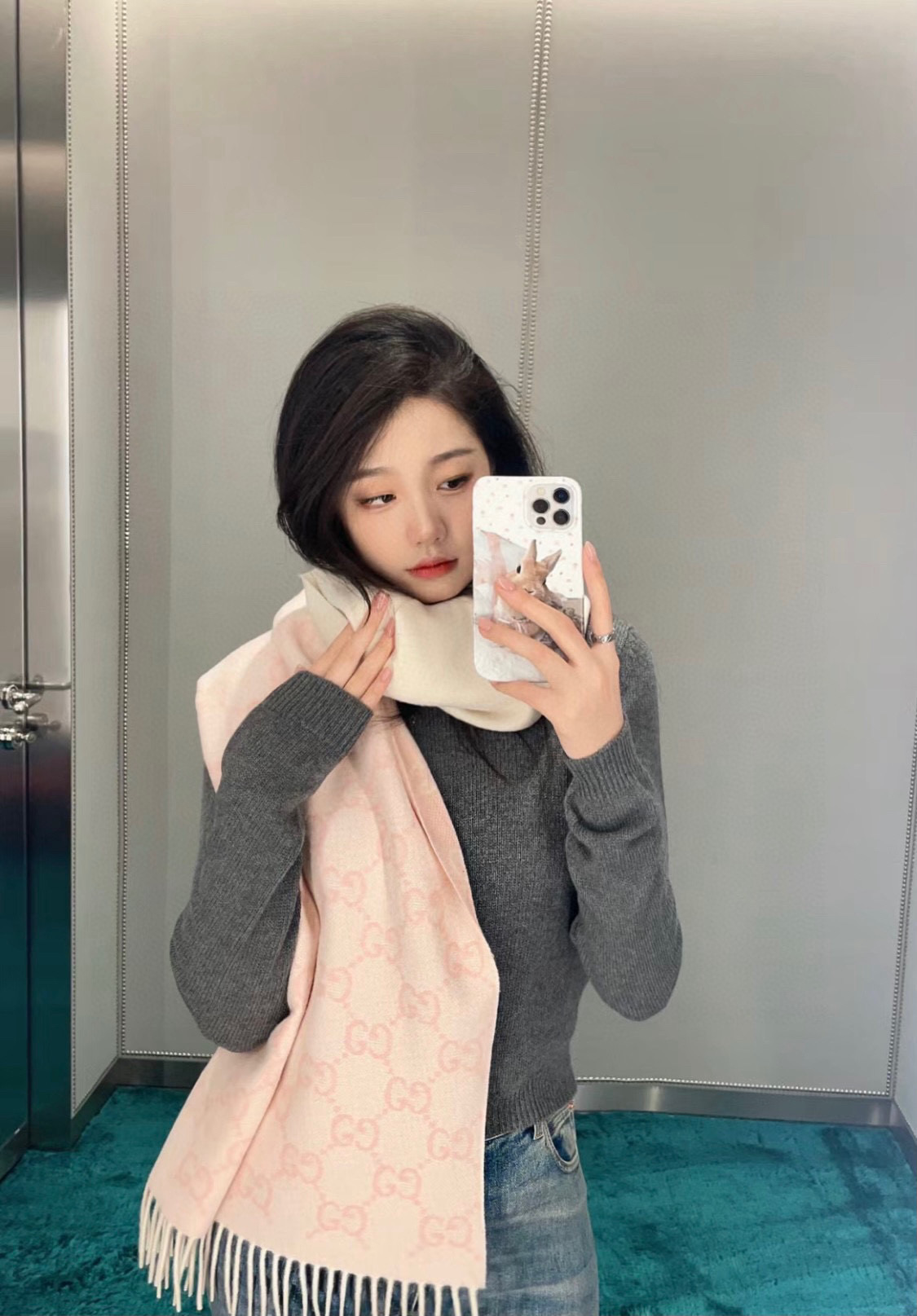 PGUCCI（古奇）完美渐变！最新双面两用围巾！各种穿衣风格都可以和她碰撞出别样的上身效果！GG标识作为