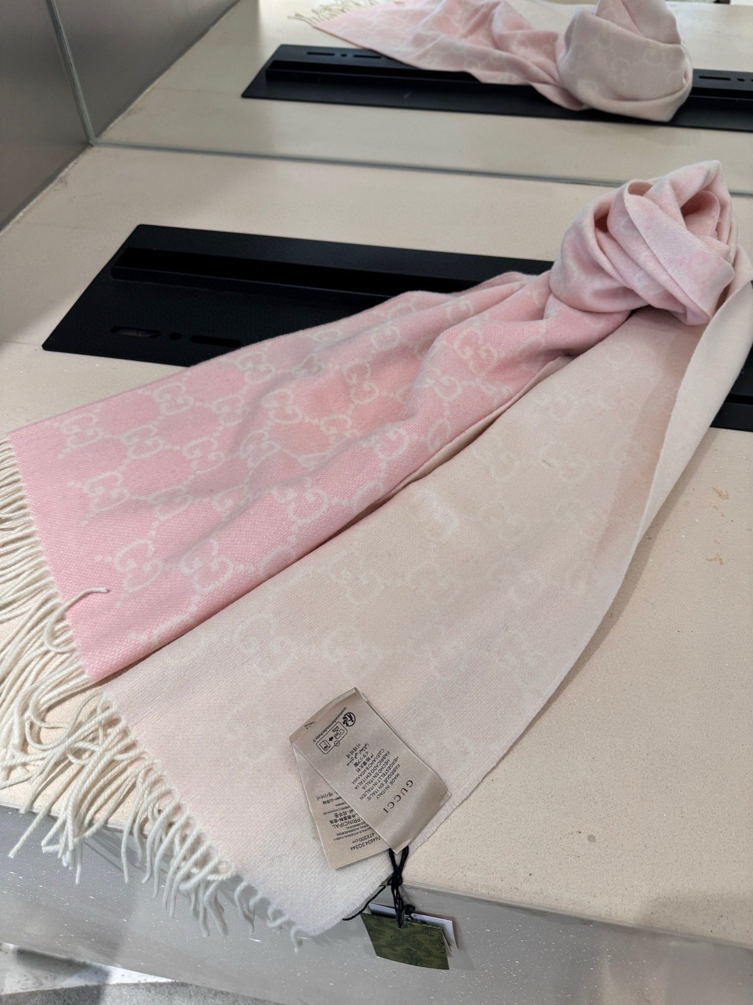 PGUCCI（古奇）完美渐变！最新双面两用围巾！各种穿衣风格都可以和她碰撞出别样的上身效果！GG标识作为