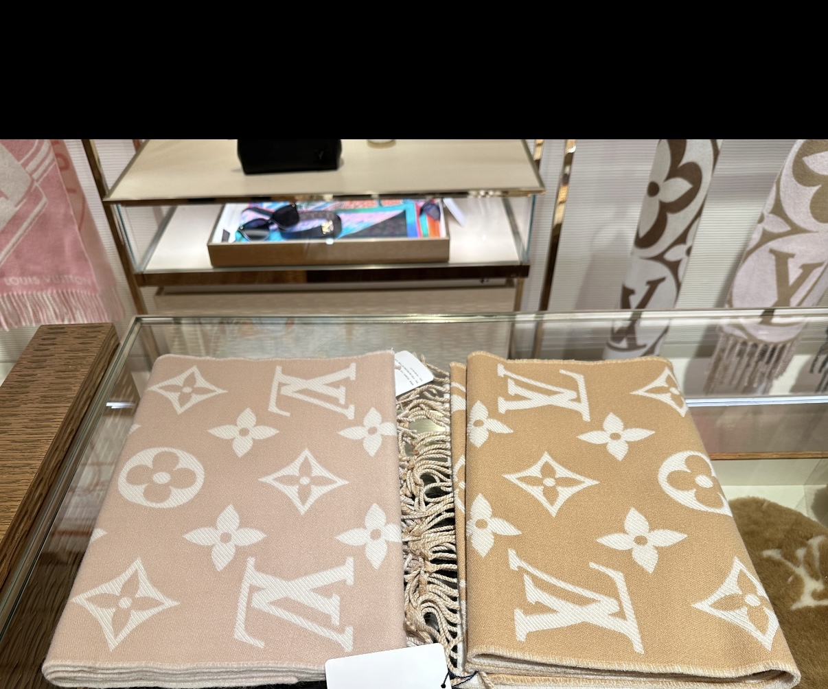 Louis Vuitton Essential 双面老花羊毛围巾～大老花元素真的 耐看‼ 上身非常高级有范_两面不同颜色的走心设计 很实用搭配率高 性价比棒棒哒～100%精梳羊毛 质感舒服柔软 尺寸:186cm*34cm