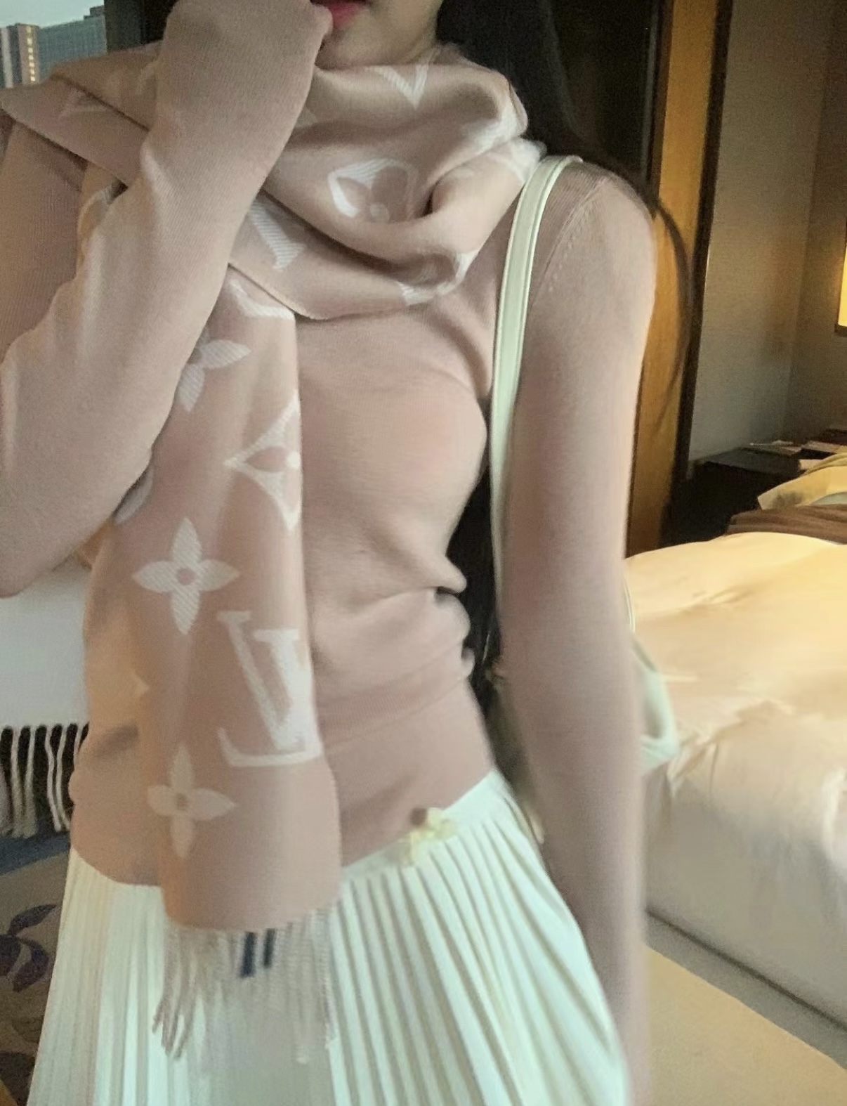 Louis Vuitton Essential 双面老花羊毛围巾～大老花元素真的 耐看‼ 上身非常高级有范_两面不同颜色的走心设计 很实用搭配率高 性价比棒棒哒～100%精梳羊毛 质感舒服柔软 尺寸:186cm*34cm