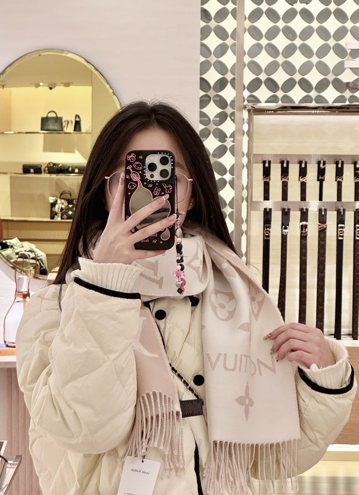 Louis Vuitton Essential 双面老花羊毛围巾～大老花元素真的 耐看‼ 上身非常高级有范_两面不同颜色的走心设计 很实用搭配率高 性价比棒棒哒～100%精梳羊毛 质感舒服柔软 尺寸:186cm*34cm