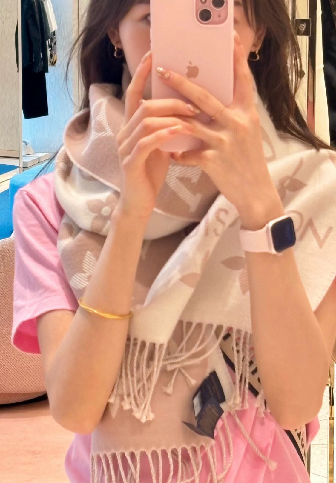 Louis Vuitton Essential 双面老花羊毛围巾～大老花元素真的 耐看‼ 上身非常高级有范_两面不同颜色的走心设计 很实用搭配率高 性价比棒棒哒～100%精梳羊毛 质感舒服柔软 尺寸:186cm*34cm