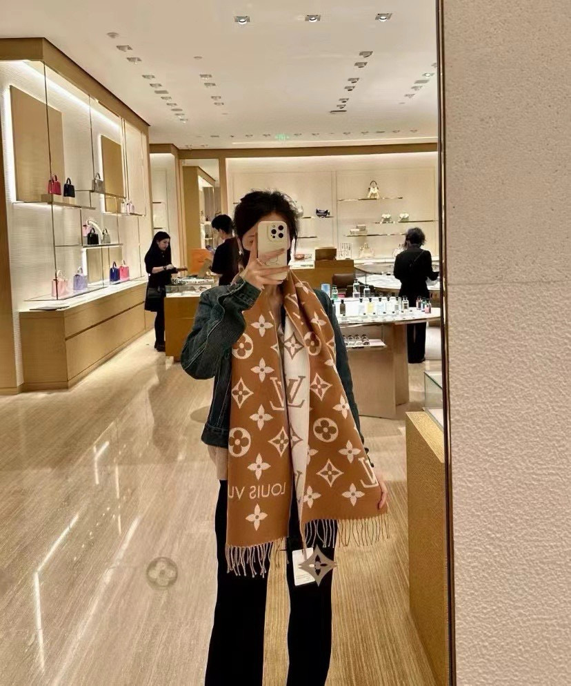 Louis Vuitton Essential 双面老花羊毛围巾～大老花元素真的 耐看‼ 上身非常高级有范_两面不同颜色的走心设计 很实用搭配率高 性价比棒棒哒～100%精梳羊毛 质感舒服柔软 尺寸:186cm*34cm