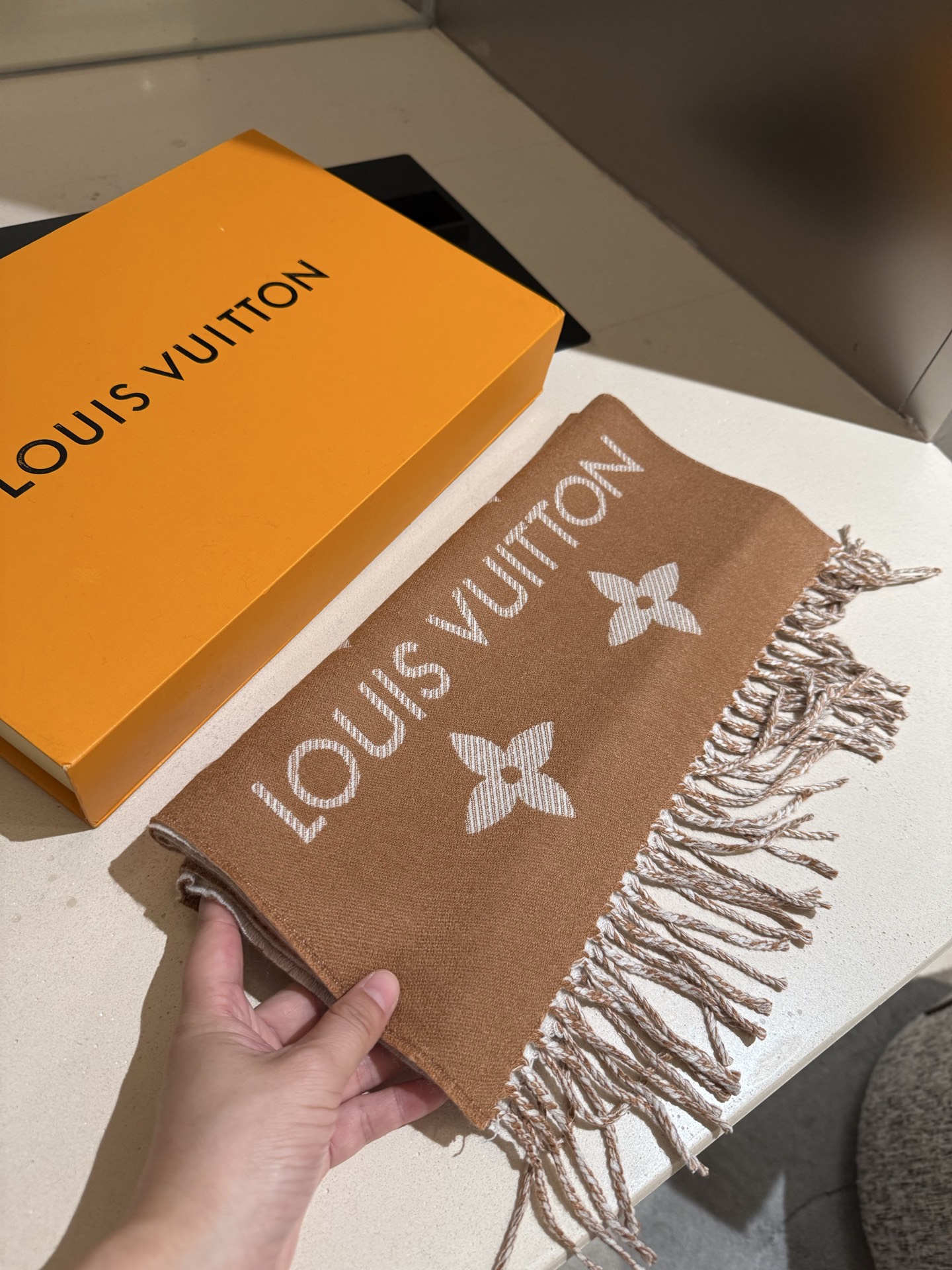 Louis Vuitton Essential 双面老花羊毛围巾～大老花元素真的 耐看‼ 上身非常高级有范_两面不同颜色的走心设计 很实用搭配率高 性价比棒棒哒～100%精梳羊毛 质感舒服柔软 尺寸:186cm*34cm