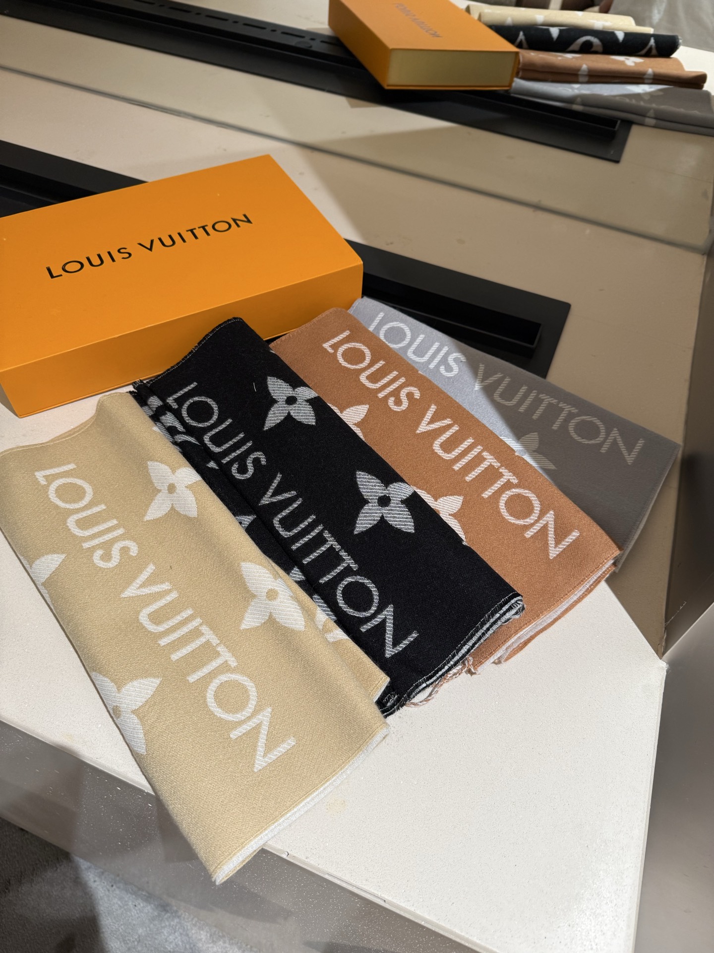 Louis Vuitton Essential 双面老花羊毛围巾～大老花元素真的 耐看‼ 上身非常高级有范_两面不同颜色的走心设计 很实用搭配率高 性价比棒棒哒～100%精梳羊毛 质感舒服柔软 尺寸:186cm*34cm