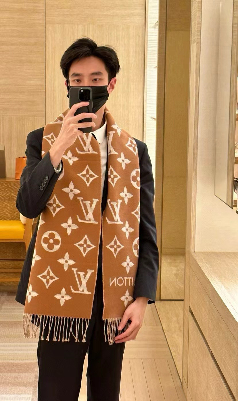 Louis Vuitton Essential 双面老花羊毛围巾～大老花元素真的 耐看‼ 上身非常高级有范_两面不同颜色的走心设计 很实用搭配率高 性价比棒棒哒～100%精梳羊毛 质感舒服柔软 尺寸:186cm*34cm