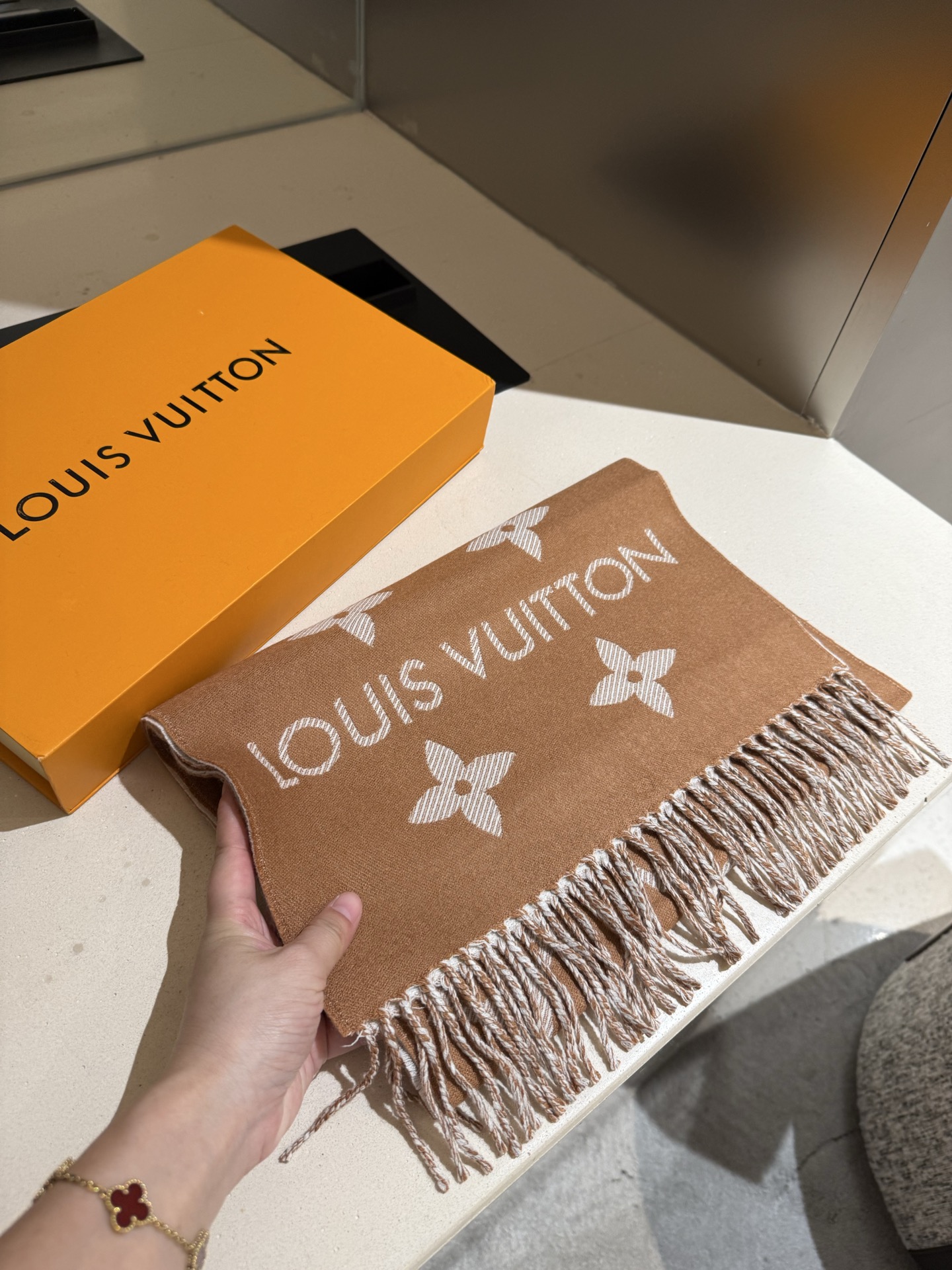 Louis Vuitton Essential 双面老花羊毛围巾～大老花元素真的 耐看‼ 上身非常高级有范_两面不同颜色的走心设计 很实用搭配率高 性价比棒棒哒～100%精梳羊毛 质感舒服柔软 尺寸:186cm*34cm