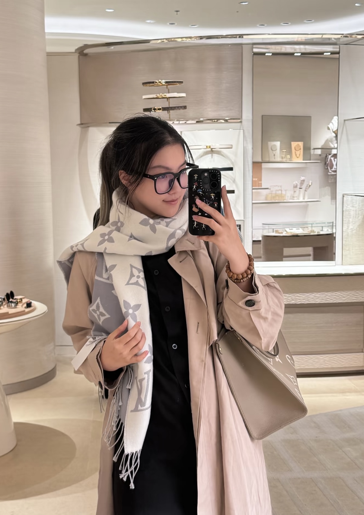 Louis Vuitton Essential 双面老花羊毛围巾～大老花元素真的 耐看‼ 上身非常高级有范_两面不同颜色的走心设计 很实用搭配率高 性价比棒棒哒～100%精梳羊毛 质感舒服柔软 尺寸:186cm*34cm
