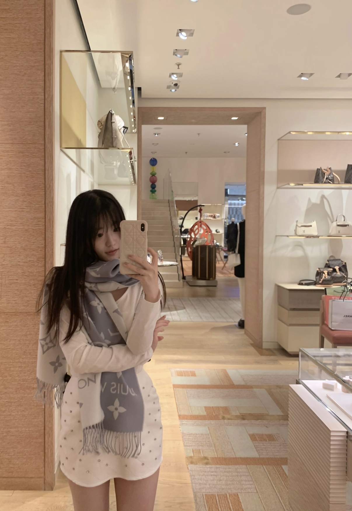 Louis Vuitton Essential 双面老花羊毛围巾～大老花元素真的 耐看‼ 上身非常高级有范_两面不同颜色的走心设计 很实用搭配率高 性价比棒棒哒～100%精梳羊毛 质感舒服柔软 尺寸:186cm*34cm