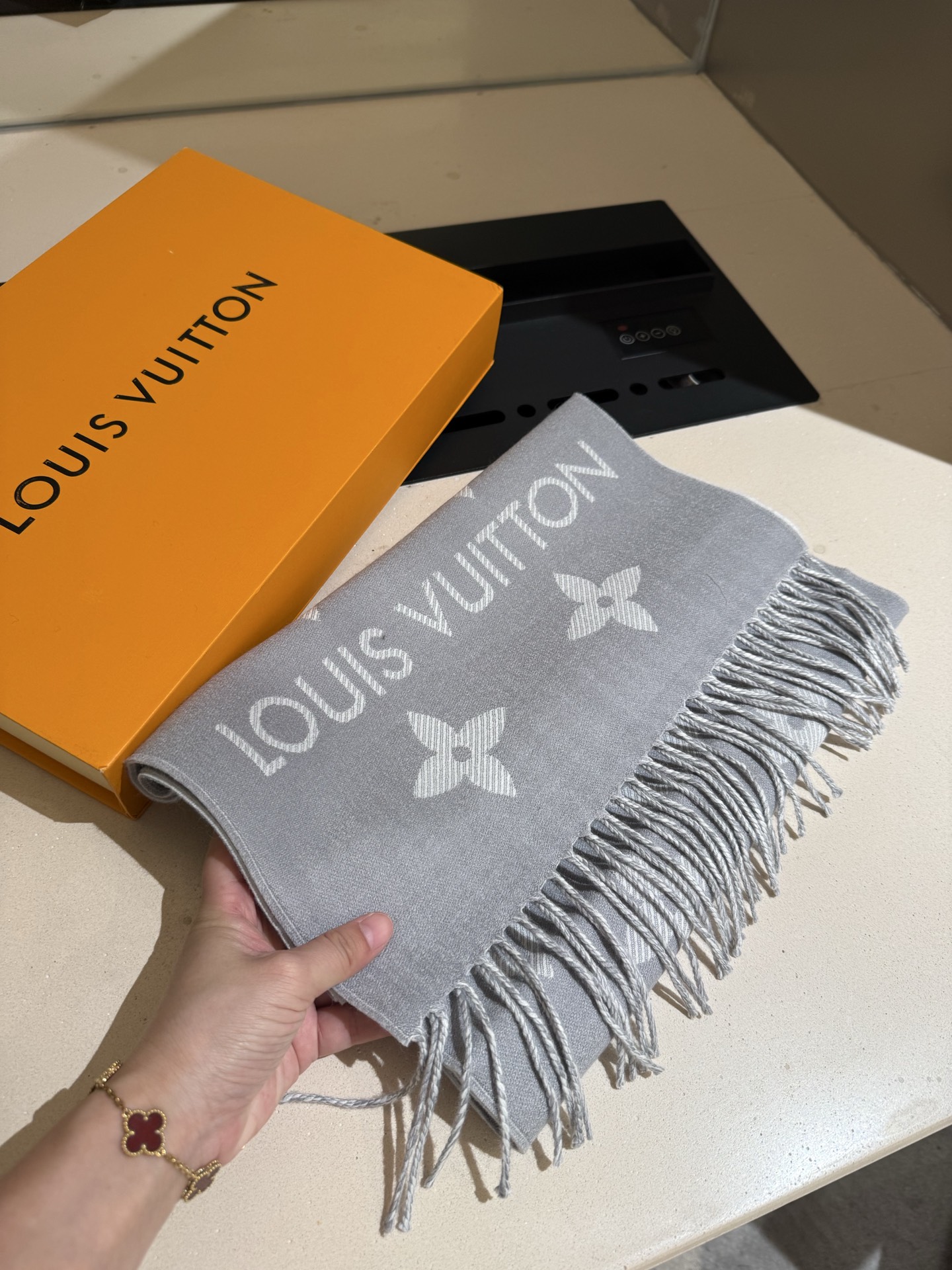 Louis Vuitton Essential 双面老花羊毛围巾～大老花元素真的 耐看‼ 上身非常高级有范_两面不同颜色的走心设计 很实用搭配率高 性价比棒棒哒～100%精梳羊毛 质感舒服柔软 尺寸:186cm*34cm