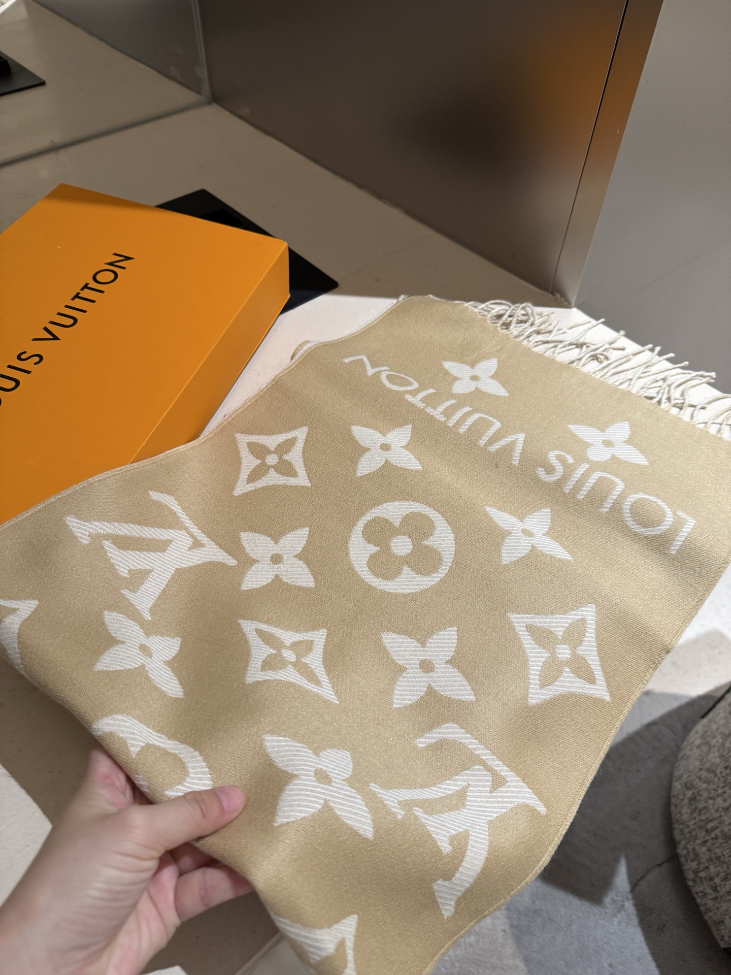 Louis Vuitton Essential 双面老花羊毛围巾～大老花元素真的 耐看‼ 上身非常高级有范_两面不同颜色的走心设计 很实用搭配率高 性价比棒棒哒～100%精梳羊毛 质感舒服柔软 尺寸:186cm*34cm