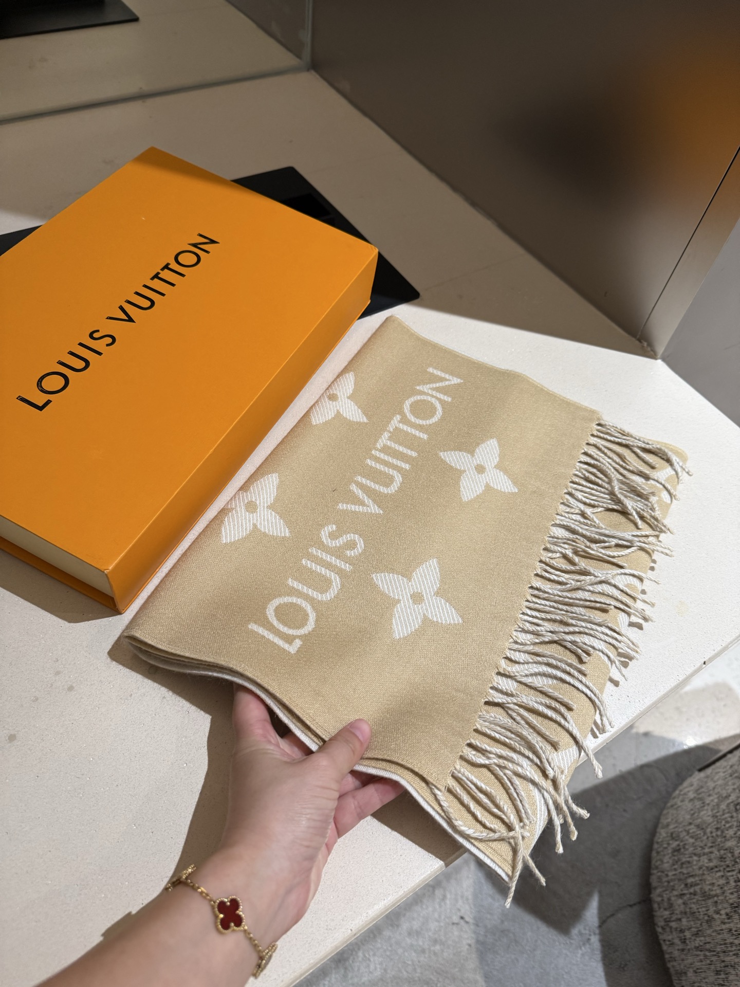 Louis Vuitton Essential 双面老花羊毛围巾～大老花元素真的 耐看‼ 上身非常高级有范_两面不同颜色的走心设计 很实用搭配率高 性价比棒棒哒～100%精梳羊毛 质感舒服柔软 尺寸:186cm*34cm