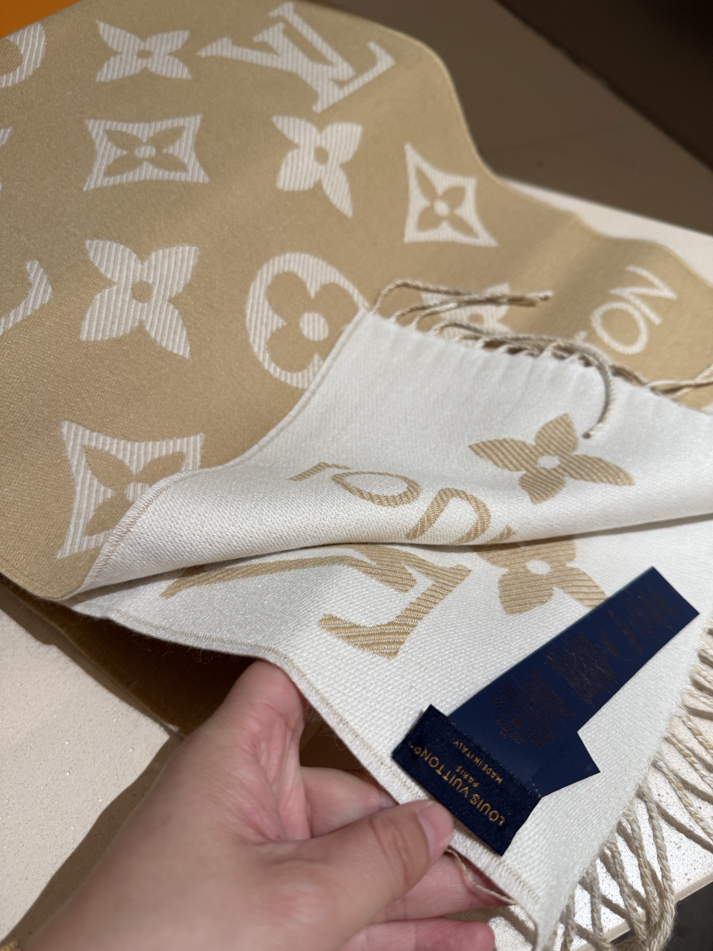 Louis Vuitton Essential 双面老花羊毛围巾～大老花元素真的 耐看‼ 上身非常高级有范_两面不同颜色的走心设计 很实用搭配率高 性价比棒棒哒～100%精梳羊毛 质感舒服柔软 尺寸:186cm*34cm
