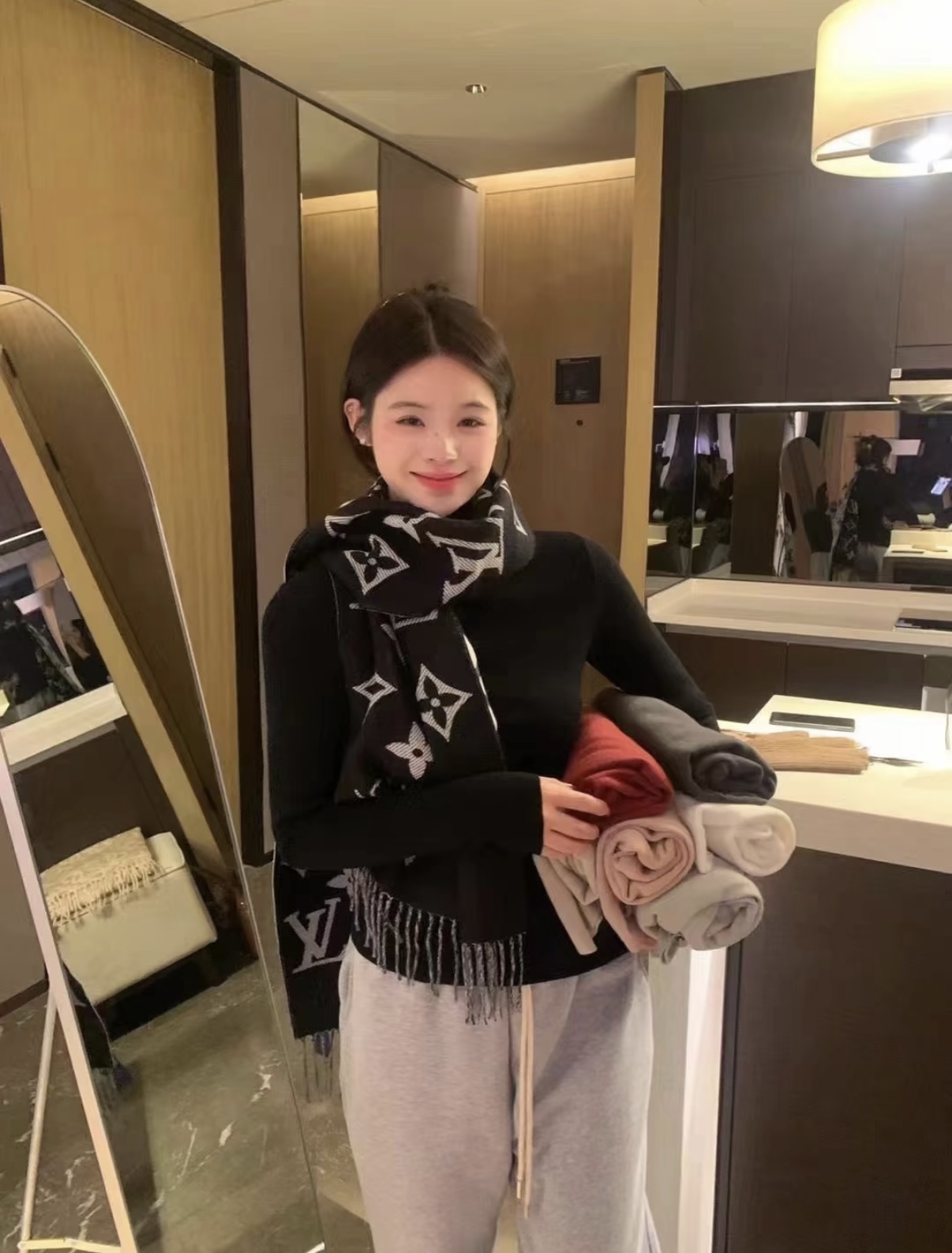 Louis Vuitton Essential 双面老花羊毛围巾～大老花元素真的 耐看‼ 上身非常高级有范_两面不同颜色的走心设计 很实用搭配率高 性价比棒棒哒～100%精梳羊毛 质感舒服柔软 尺寸:186cm*34cm
