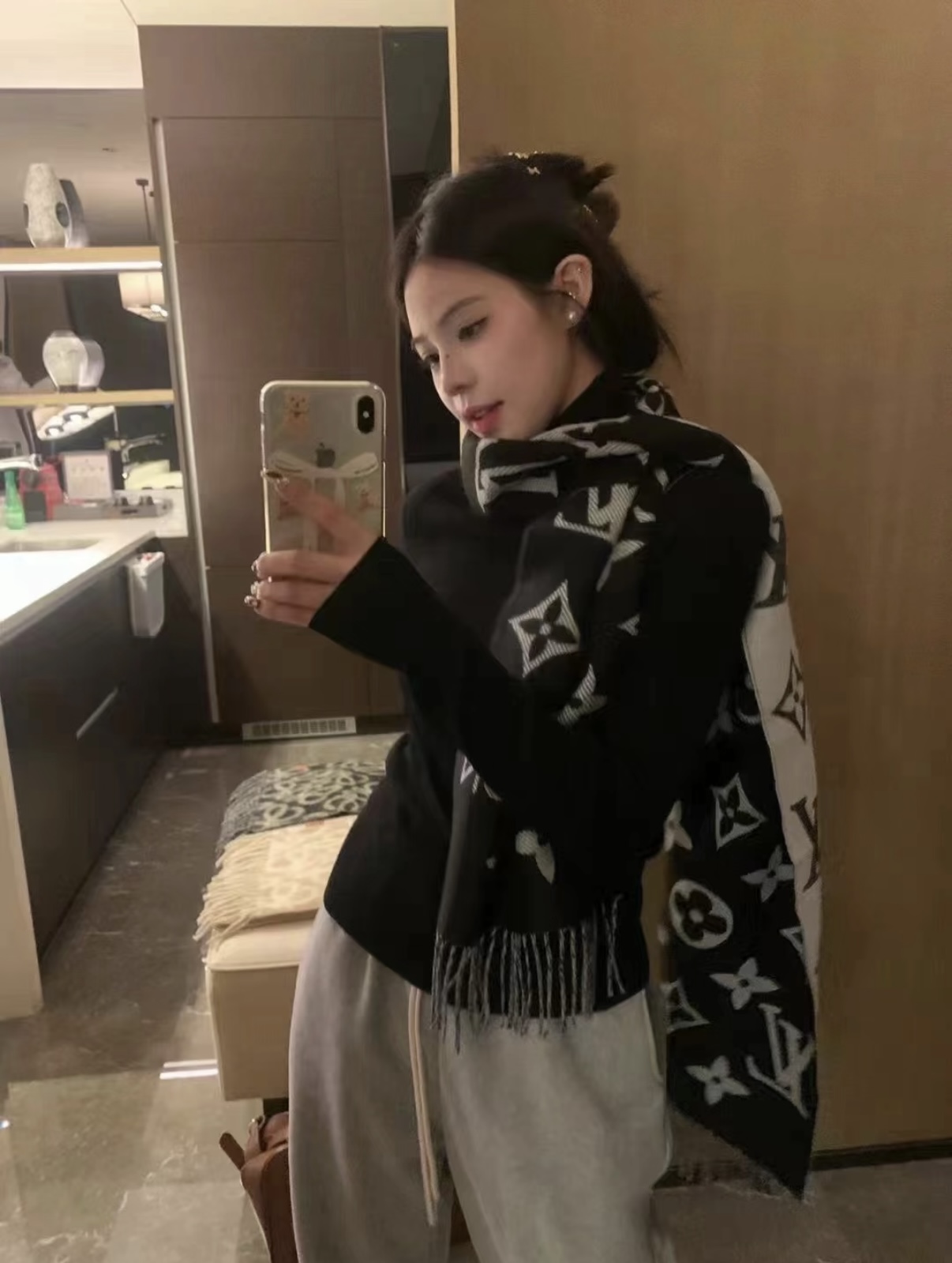 Louis Vuitton Essential 双面老花羊毛围巾～大老花元素真的 耐看‼ 上身非常高级有范_两面不同颜色的走心设计 很实用搭配率高 性价比棒棒哒～100%精梳羊毛 质感舒服柔软 尺寸:186cm*34cm