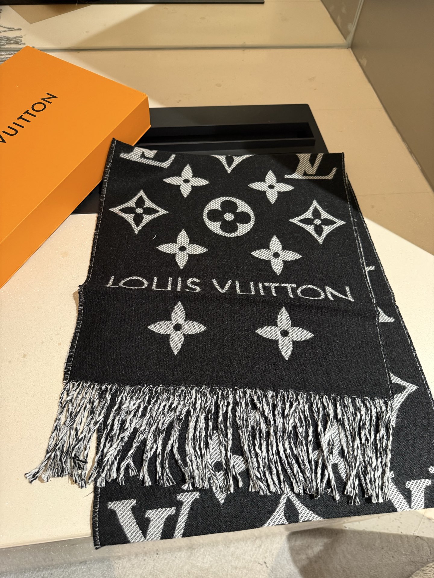 Louis Vuitton Essential 双面老花羊毛围巾～大老花元素真的 耐看‼ 上身非常高级有范_两面不同颜色的走心设计 很实用搭配率高 性价比棒棒哒～100%精梳羊毛 质感舒服柔软 尺寸:186cm*34cm