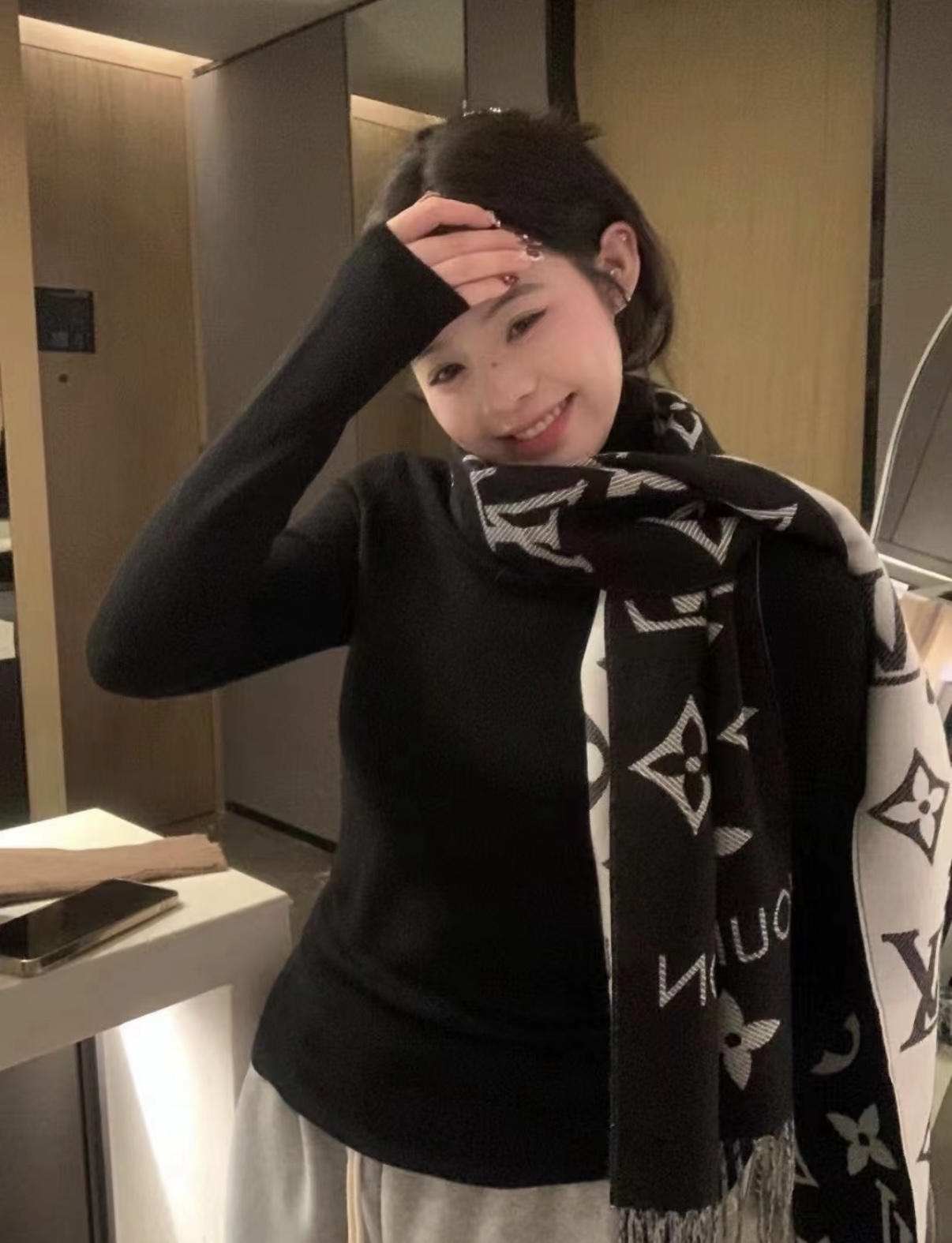 Louis Vuitton Essential 双面老花羊毛围巾～大老花元素真的 耐看‼ 上身非常高级有范_两面不同颜色的走心设计 很实用搭配率高 性价比棒棒哒～100%精梳羊毛 质感舒服柔软 尺寸:186cm*34cm