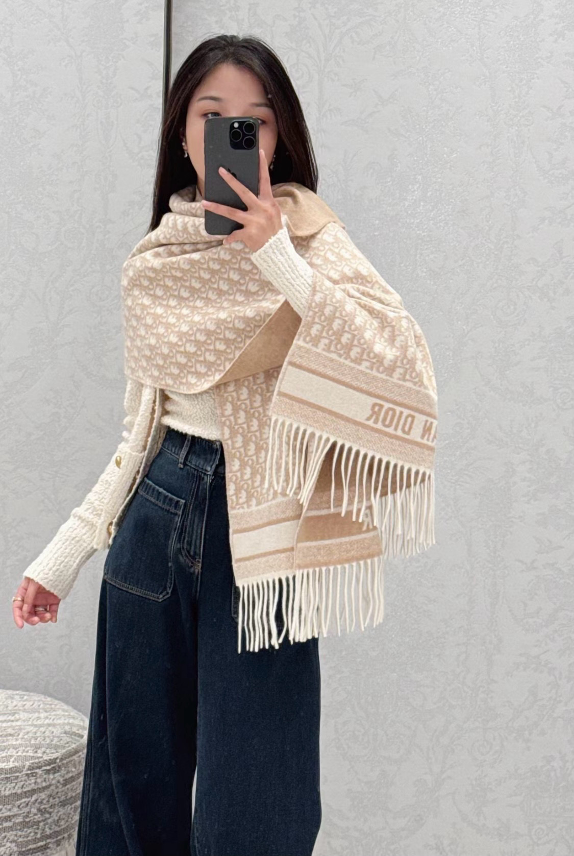 高版本P新色♥️畅销款Dior最新款 · 这款 Oblique 印花围巾重新诠释 Dior 经典标识，彰