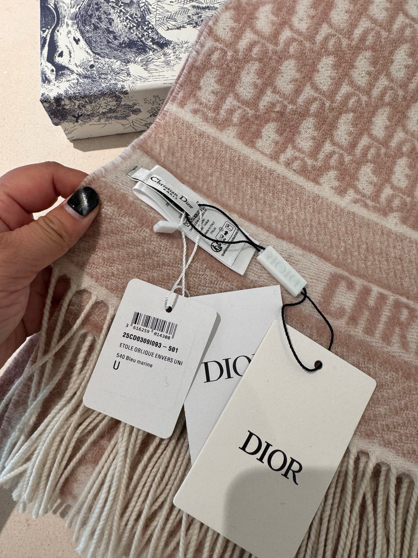 高版本P新色♥️畅销款Dior最新款 · 这款 Oblique 印花围巾重新诠释 Dior 经典标识，彰