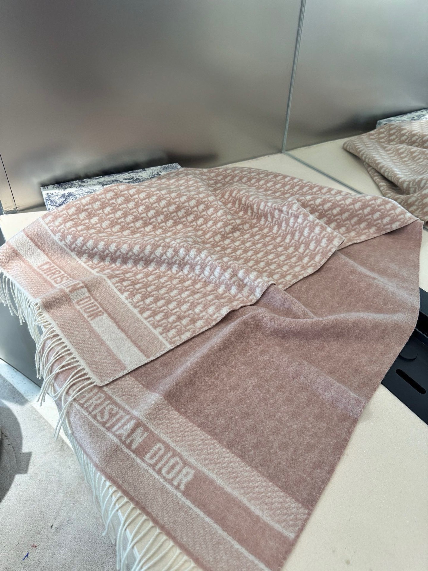 高版本P新色♥️畅销款Dior最新款 · 这款 Oblique 印花围巾重新诠释 Dior 经典标识，彰