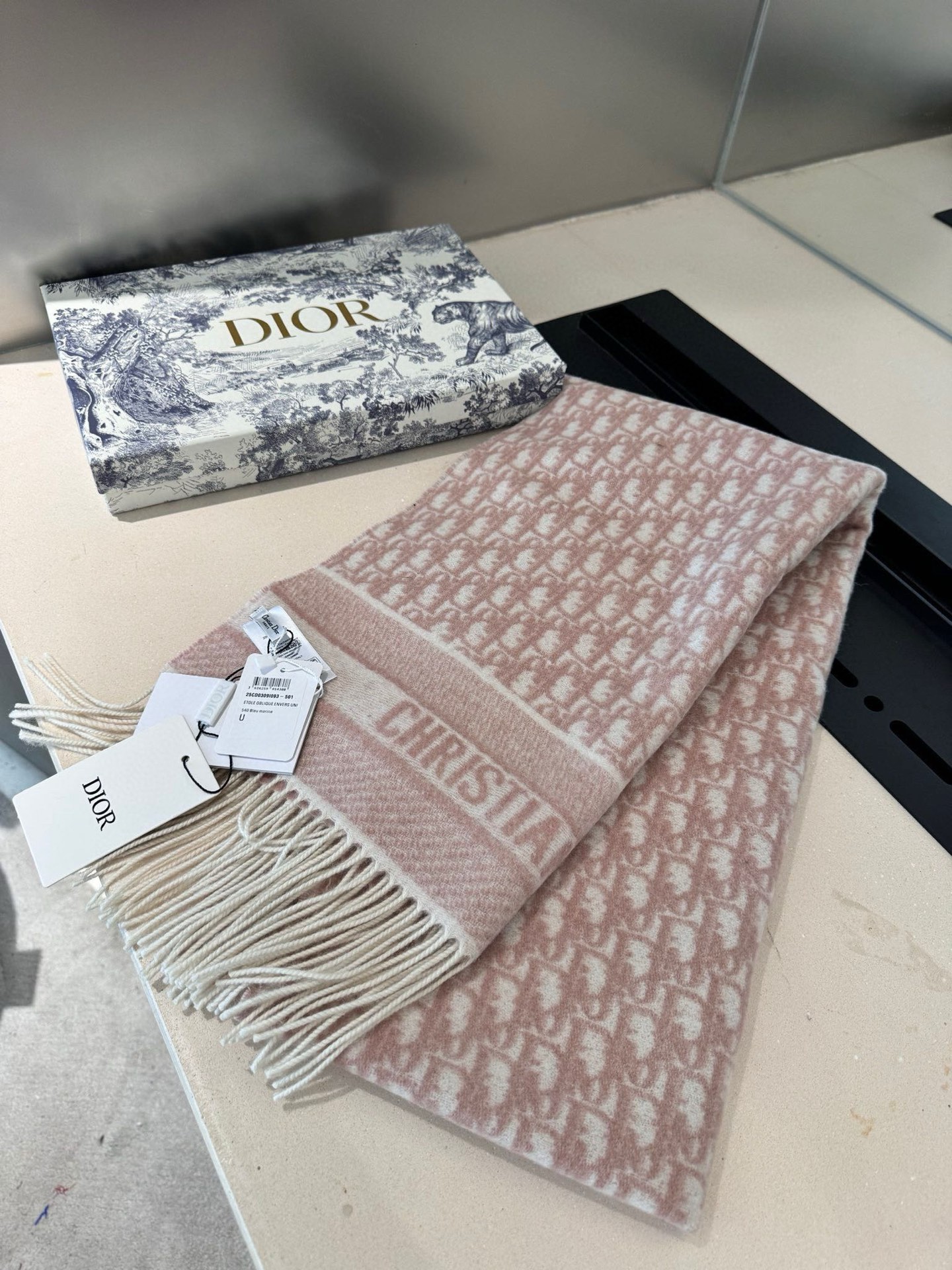 高版本P新色♥️畅销款Dior最新款 · 这款 Oblique 印花围巾重新诠释 Dior 经典标识，彰