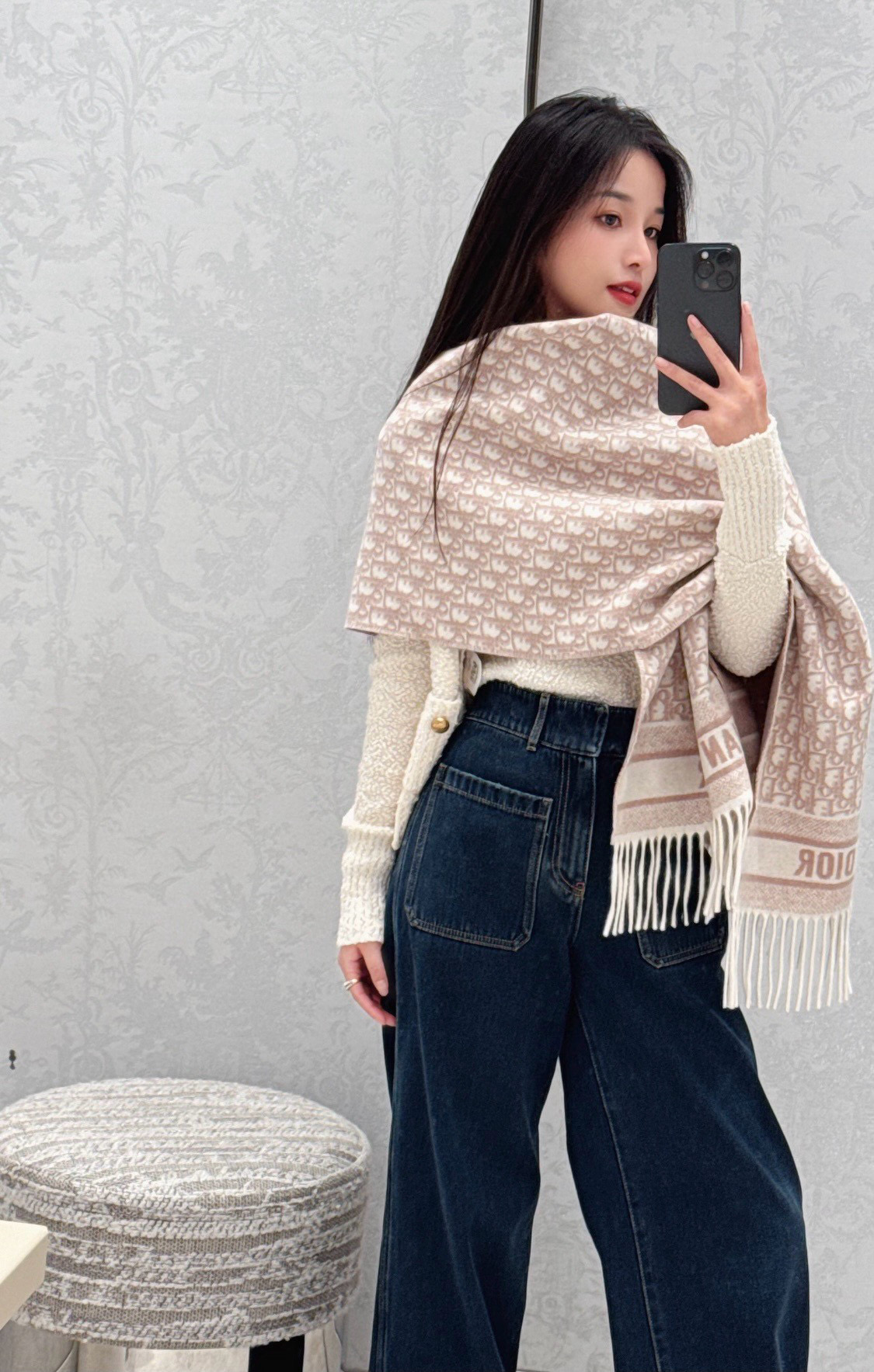 高版本P新色♥️畅销款Dior最新款 · 这款 Oblique 印花围巾重新诠释 Dior 经典标识，彰