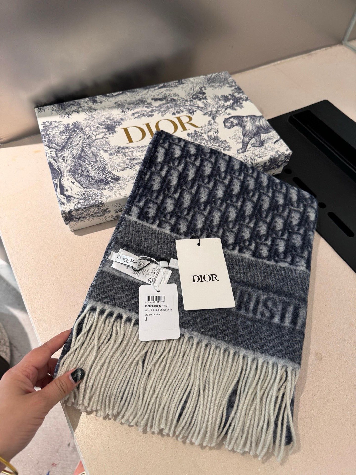 高版本P新色♥️畅销款Dior最新款 · 这款 Oblique 印花围巾重新诠释 Dior 经典标识，彰