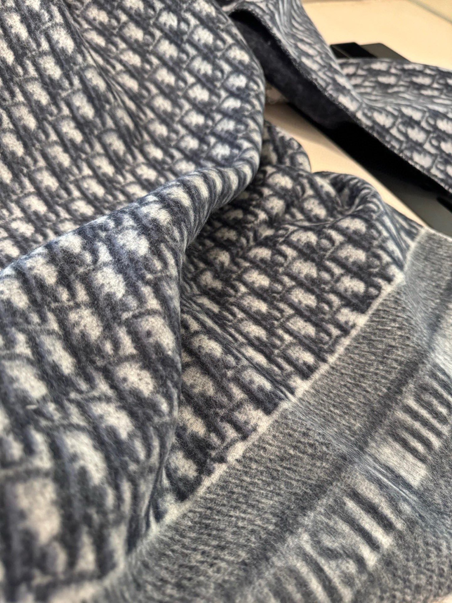 高版本P新色♥️畅销款Dior最新款 · 这款 Oblique 印花围巾重新诠释 Dior 经典标识，彰