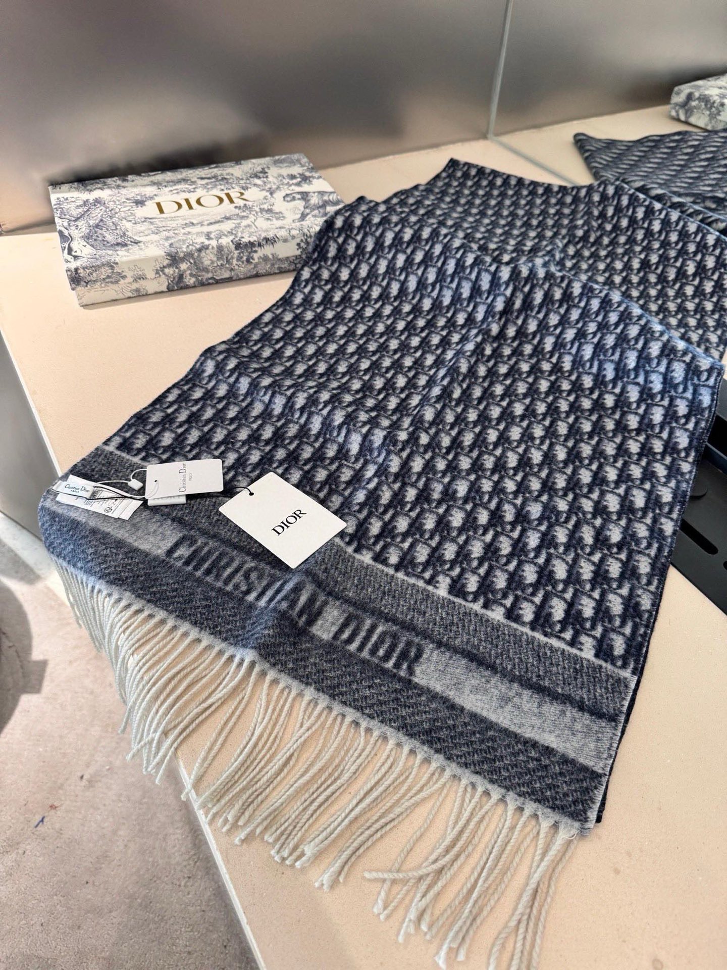 高版本P新色♥️畅销款Dior最新款 · 这款 Oblique 印花围巾重新诠释 Dior 经典标识，彰