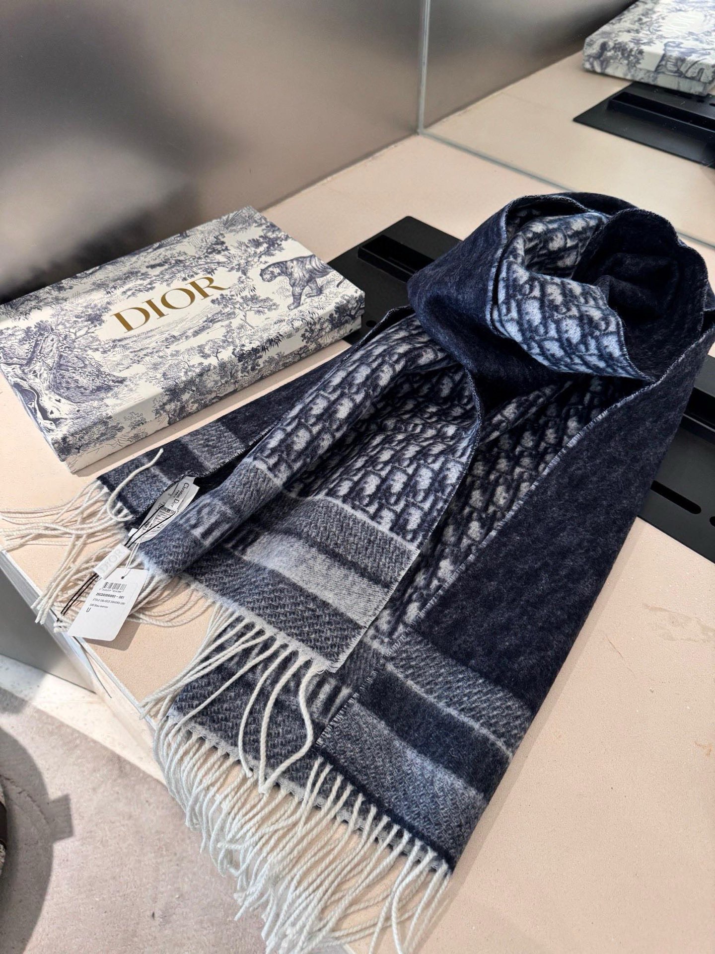 高版本P新色♥️畅销款Dior最新款 · 这款 Oblique 印花围巾重新诠释 Dior 经典标识，彰