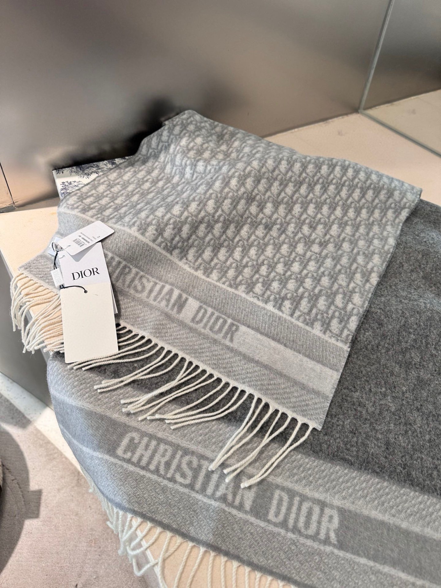 高版本P新色♥️畅销款Dior最新款 · 这款 Oblique 印花围巾重新诠释 Dior 经典标识，彰