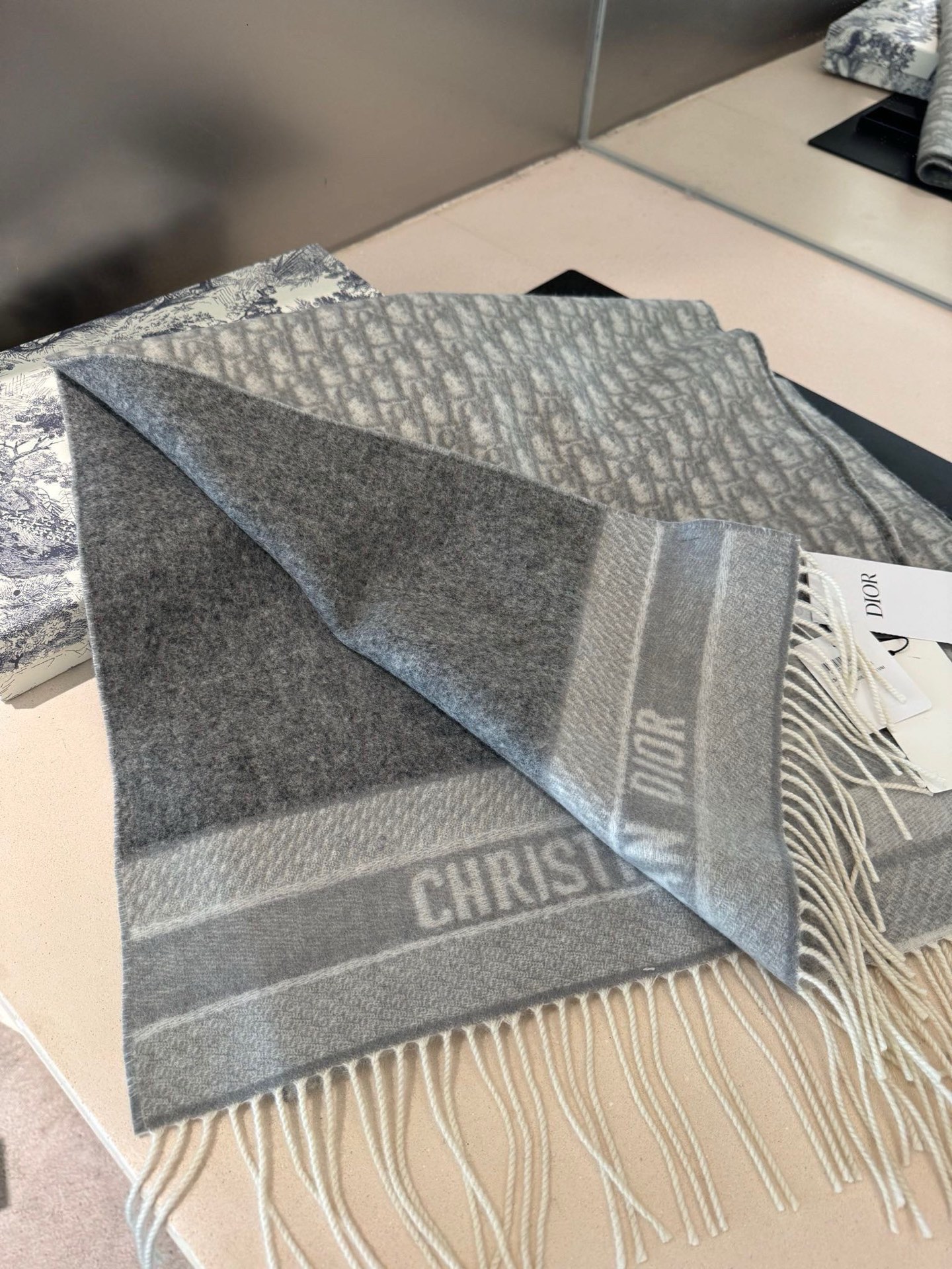 高版本P新色♥️畅销款Dior最新款 · 这款 Oblique 印花围巾重新诠释 Dior 经典标识，彰