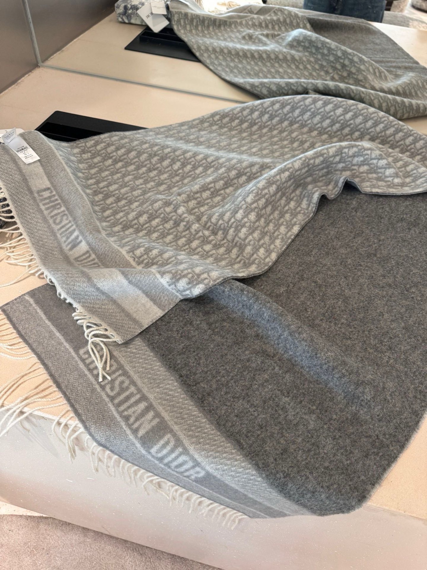 高版本P新色♥️畅销款Dior最新款 · 这款 Oblique 印花围巾重新诠释 Dior 经典标识，彰