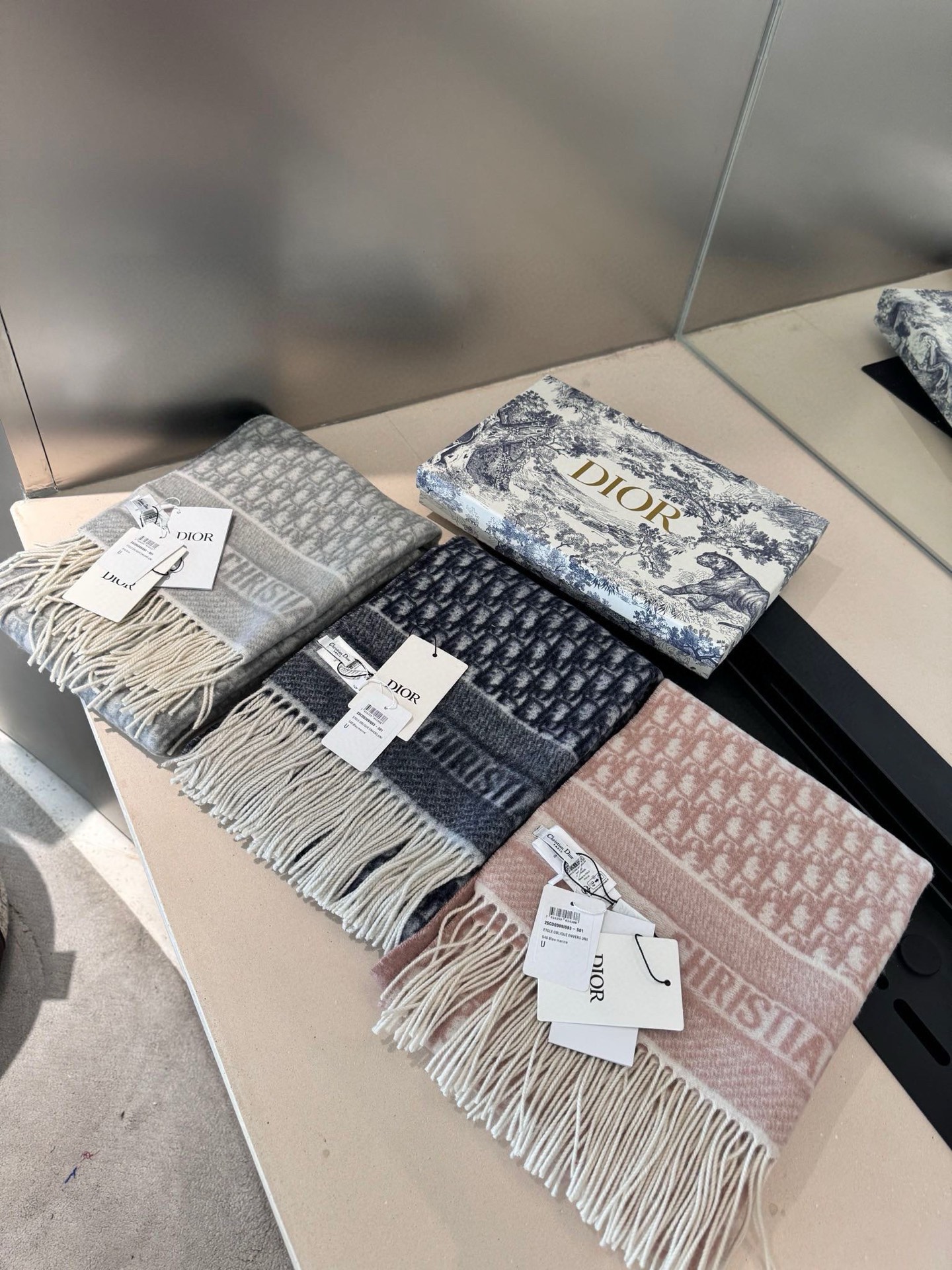 高版本P新色♥️畅销款Dior最新款 · 这款 Oblique 印花围巾重新诠释 Dior 经典标识，彰