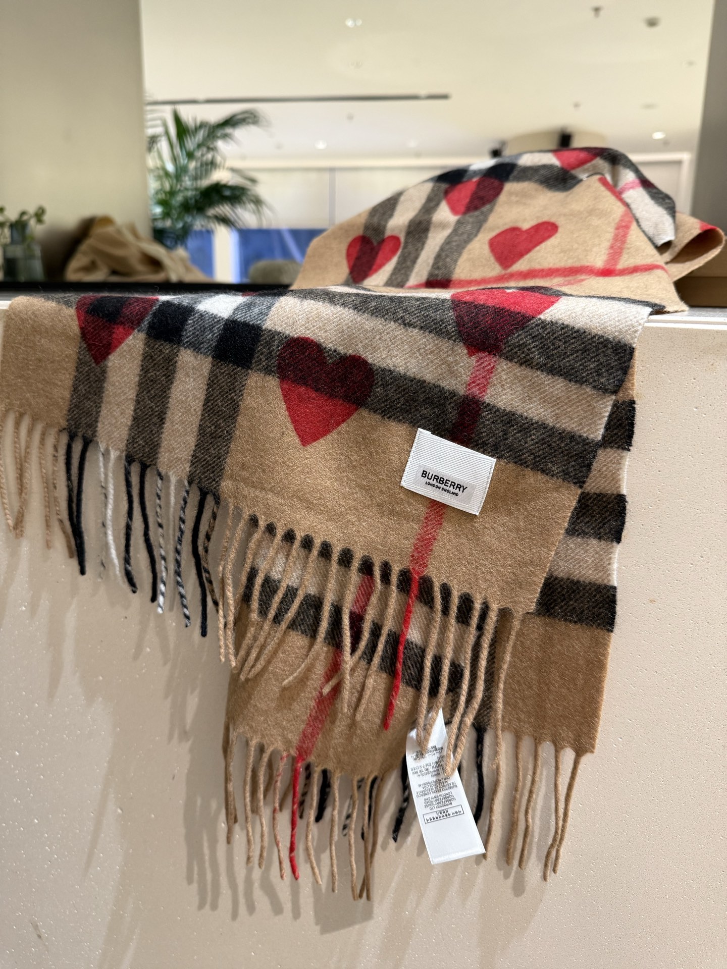 P王牌口碑burberry经典爱心格子围巾‼️专柜最新品相，目前专柜都换上了新标👍经典中的经典.全品相‼