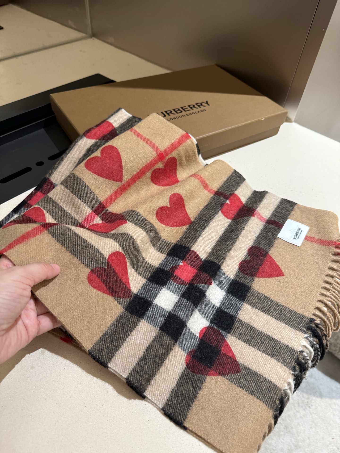 P王牌口碑burberry经典爱心格子围巾‼️专柜最新品相，目前专柜都换上了新标👍经典中的经典.全品相‼