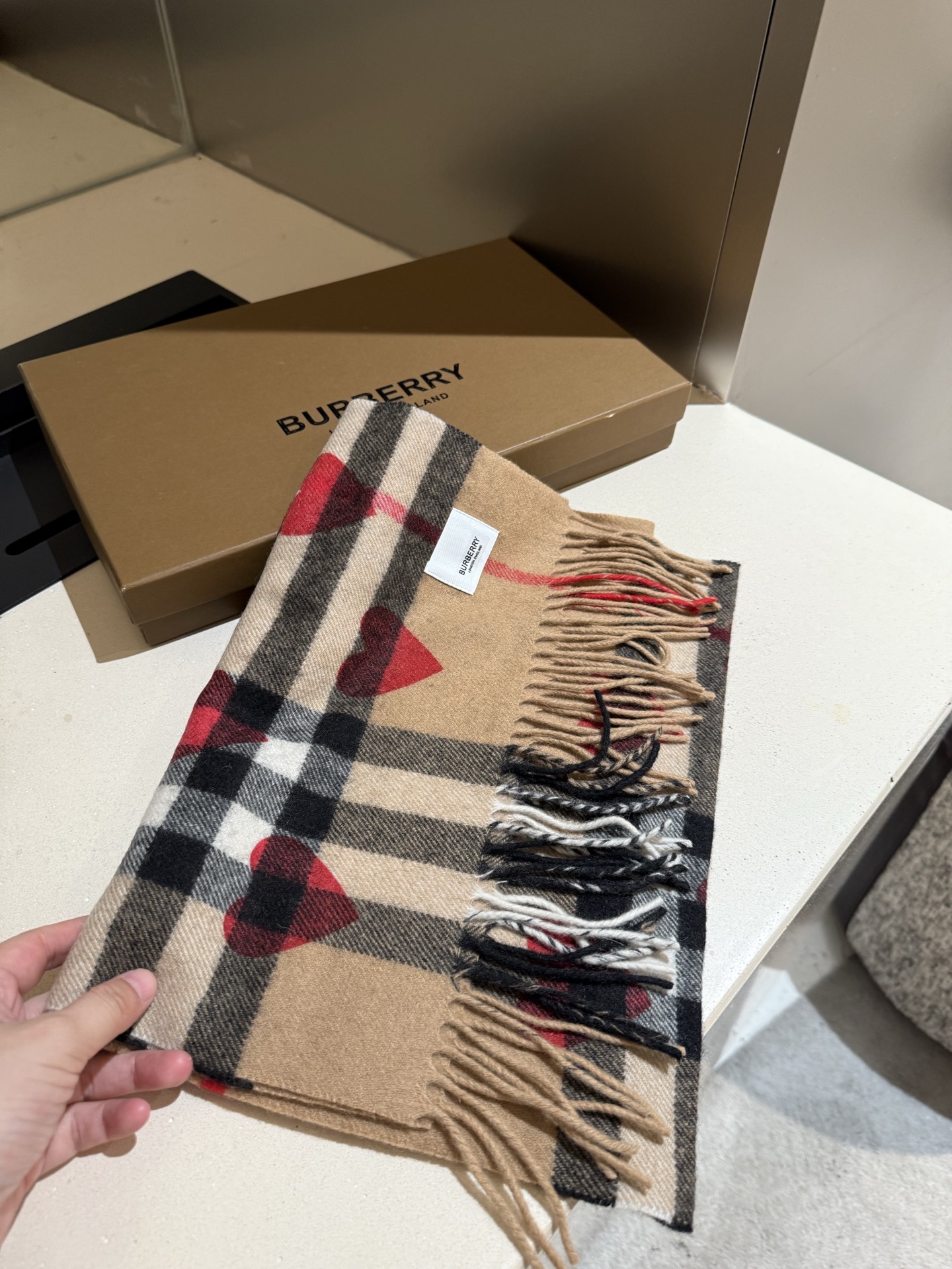 P王牌口碑burberry经典爱心格子围巾‼️专柜最新品相，目前专柜都换上了新标👍经典中的经典.全品相‼
