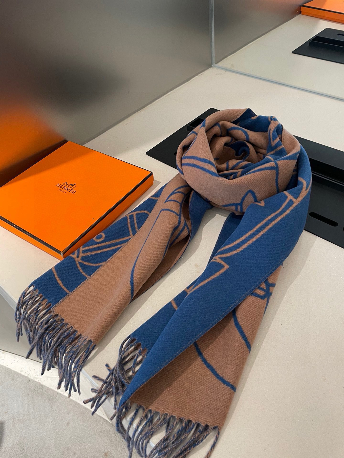 P爱马仕新款 这款围巾采用细腻的撞色提花编织，呈现杰夫·麦克菲里奇（Geoff McFetridge）设