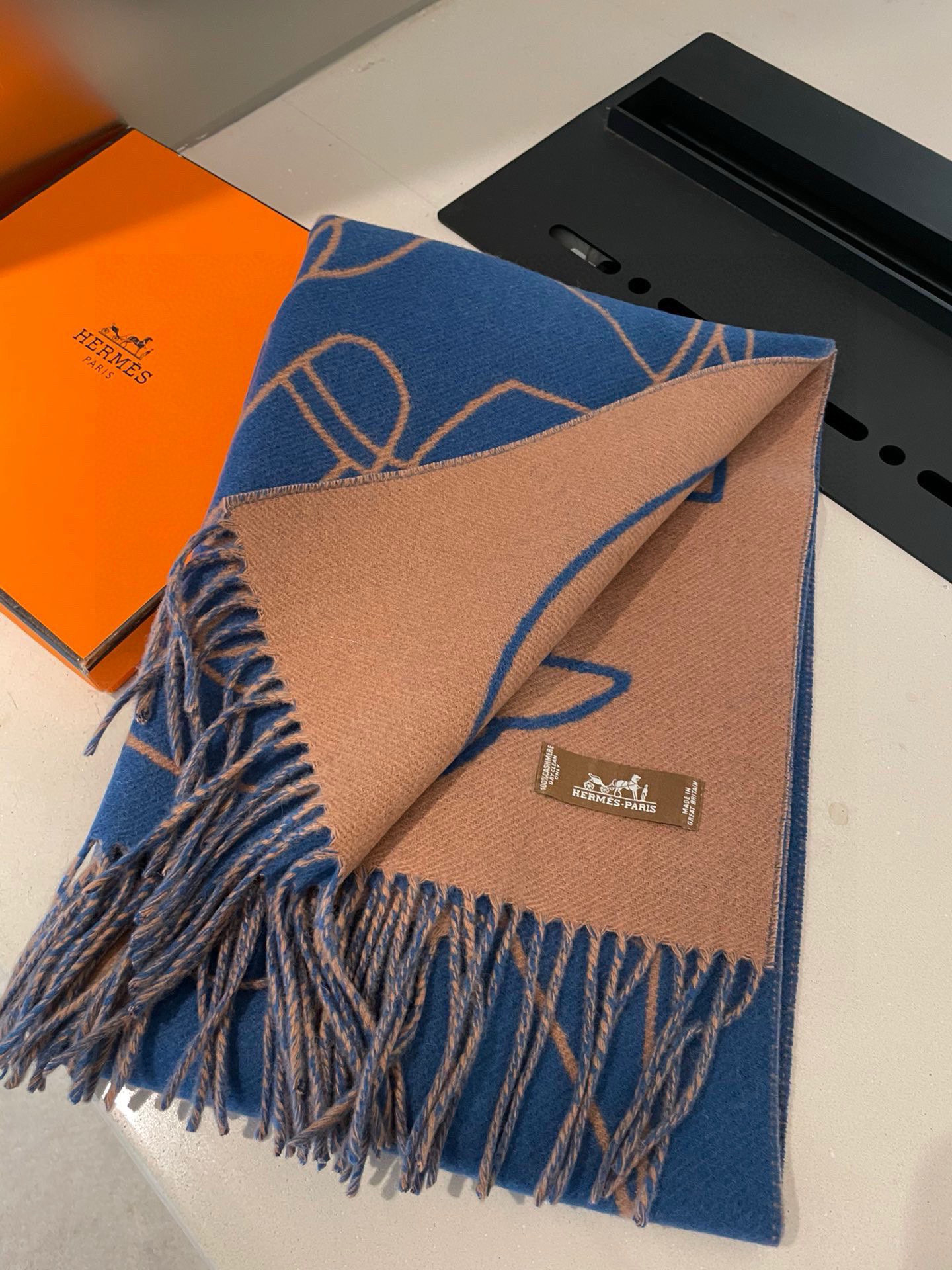 P爱马仕新款 这款围巾采用细腻的撞色提花编织，呈现杰夫·麦克菲里奇（Geoff McFetridge）设