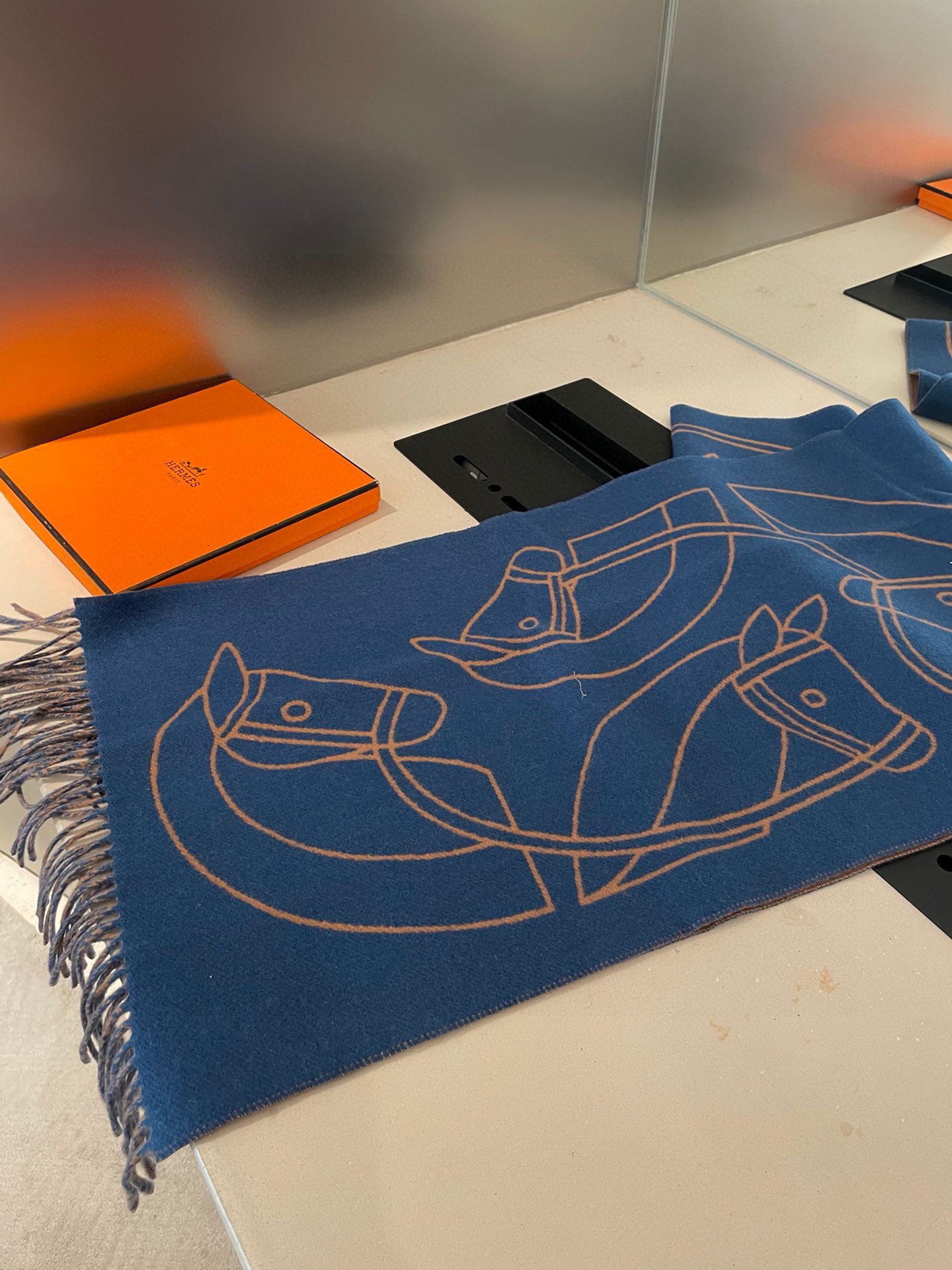 P爱马仕新款 这款围巾采用细腻的撞色提花编织，呈现杰夫·麦克菲里奇（Geoff McFetridge）设